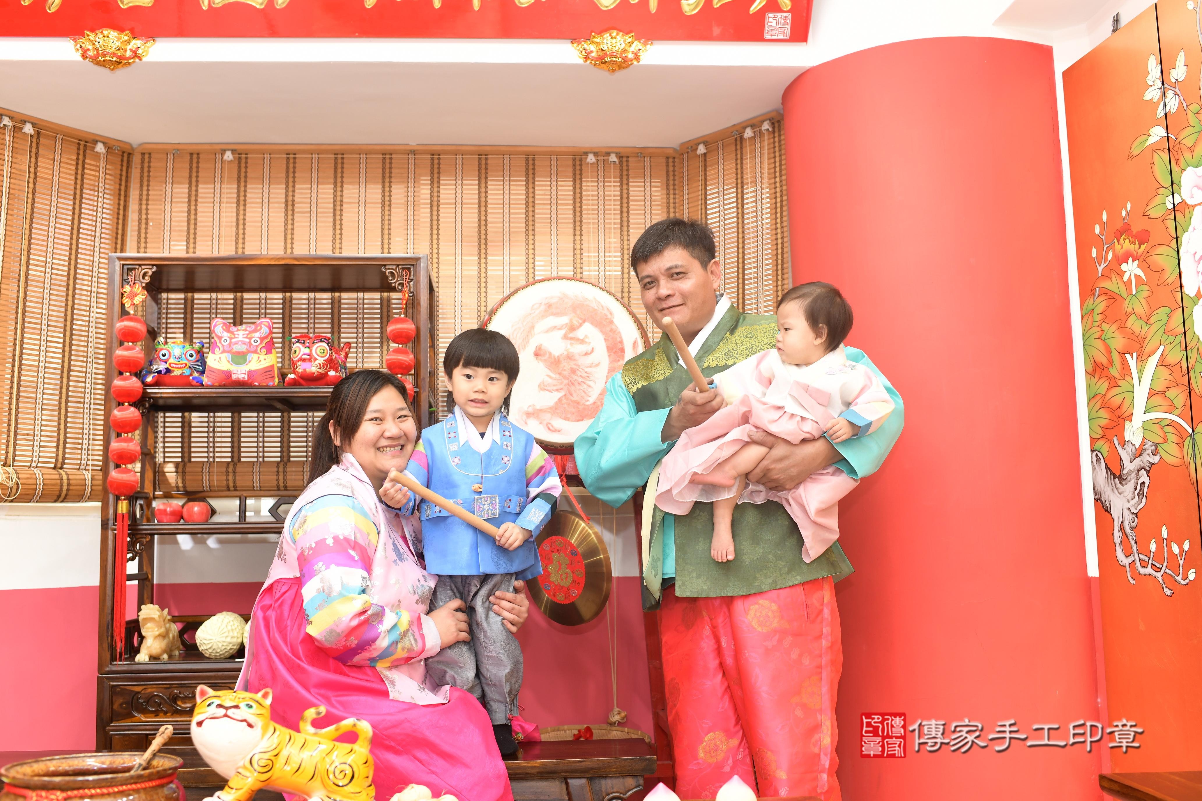 傳家手工印章高雄店、抓周、度脺、中國風會場、傳家嬰兒古禮、吉祥話、抓周道具物品24種、拍照。抓周證書。寶寶抓周、滿周歲、生日快樂、祝福