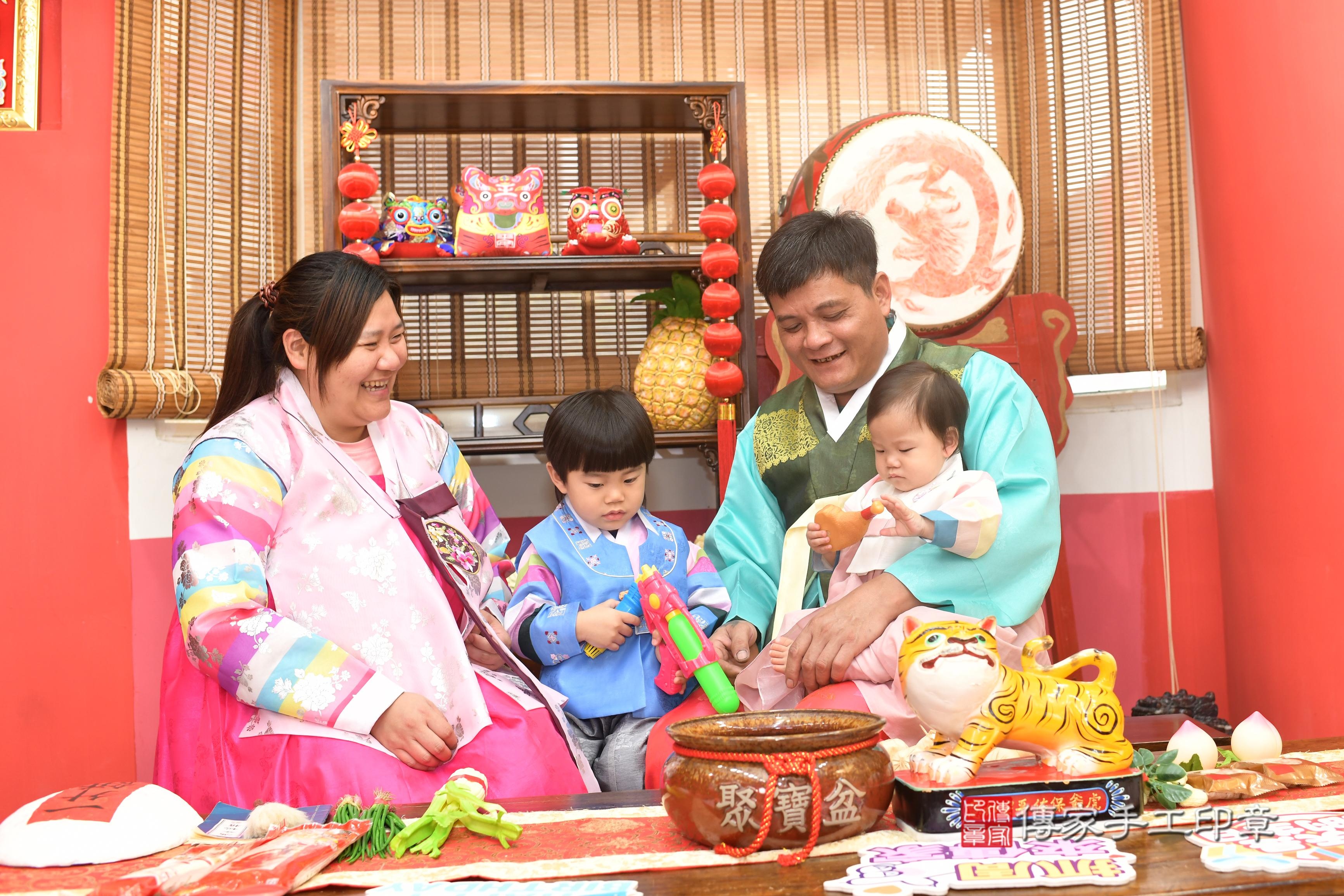 傳家手工印章高雄店、抓周、度脺、中國風會場、傳家嬰兒古禮、吉祥話、抓周道具物品24種、拍照。抓周證書。寶寶抓周、滿周歲、生日快樂、祝福