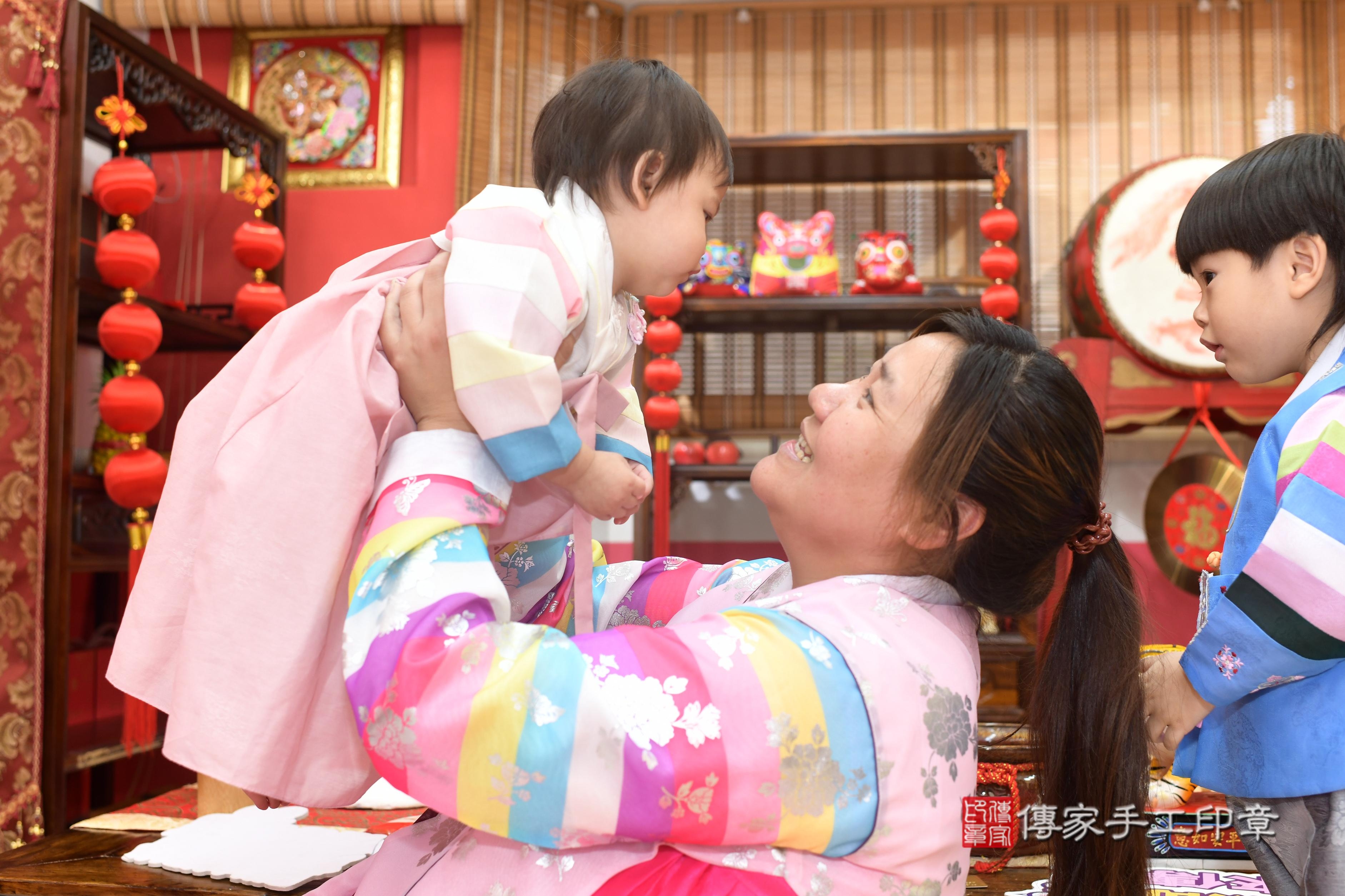 傳家手工印章高雄店、抓周、度脺、中國風會場、傳家嬰兒古禮、吉祥話、抓周道具物品24種、拍照。抓周證書。寶寶抓周、滿周歲、生日快樂、祝福