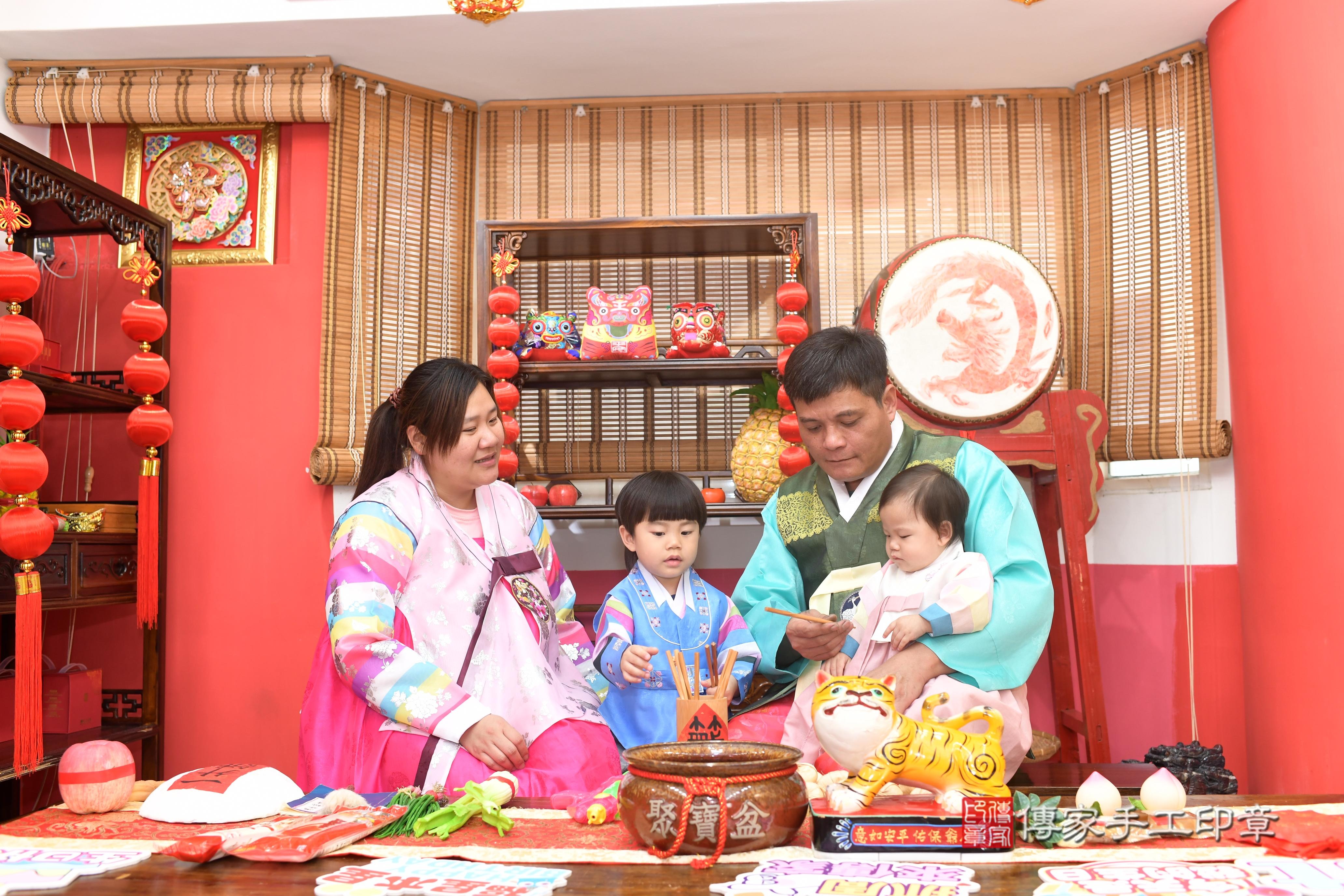 傳家手工印章高雄店、抓周、度脺、中國風會場、傳家嬰兒古禮、吉祥話、抓周道具物品24種、拍照。抓周證書。寶寶抓周、滿周歲、生日快樂、祝福