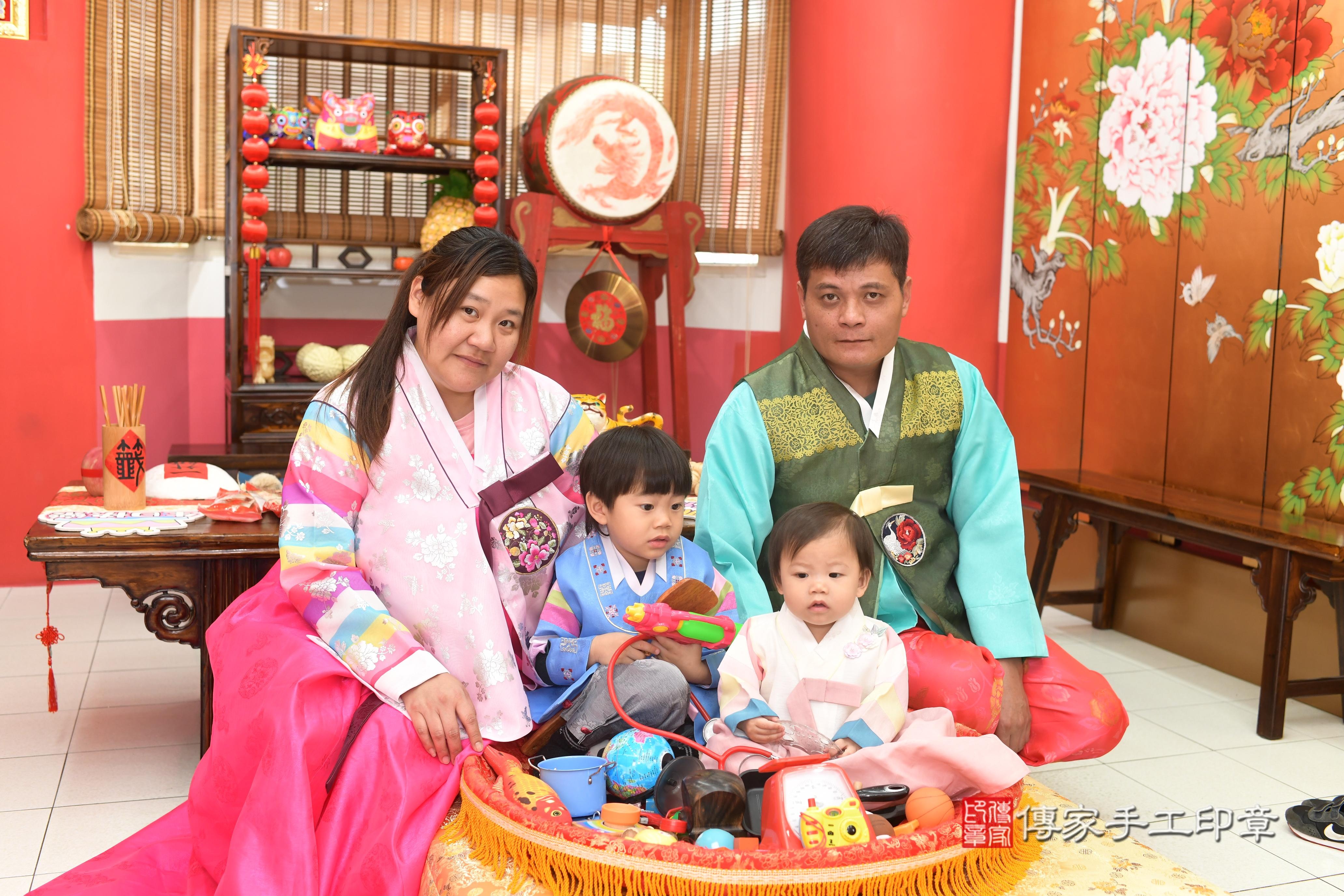 傳家手工印章高雄店、抓周、度脺、中國風會場、傳家嬰兒古禮、吉祥話、抓周道具物品24種、拍照。抓周證書。寶寶抓周、滿周歲、生日快樂、祝福