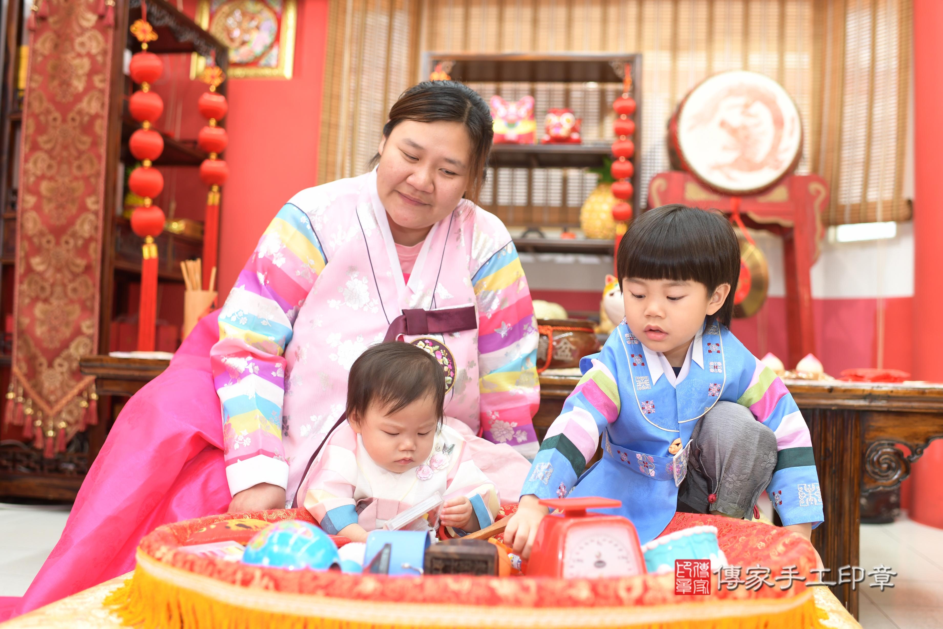 傳家手工印章高雄店、抓周、度脺、中國風會場、傳家嬰兒古禮、吉祥話、抓周道具物品24種、拍照。抓周證書。寶寶抓周、滿周歲、生日快樂、祝福
