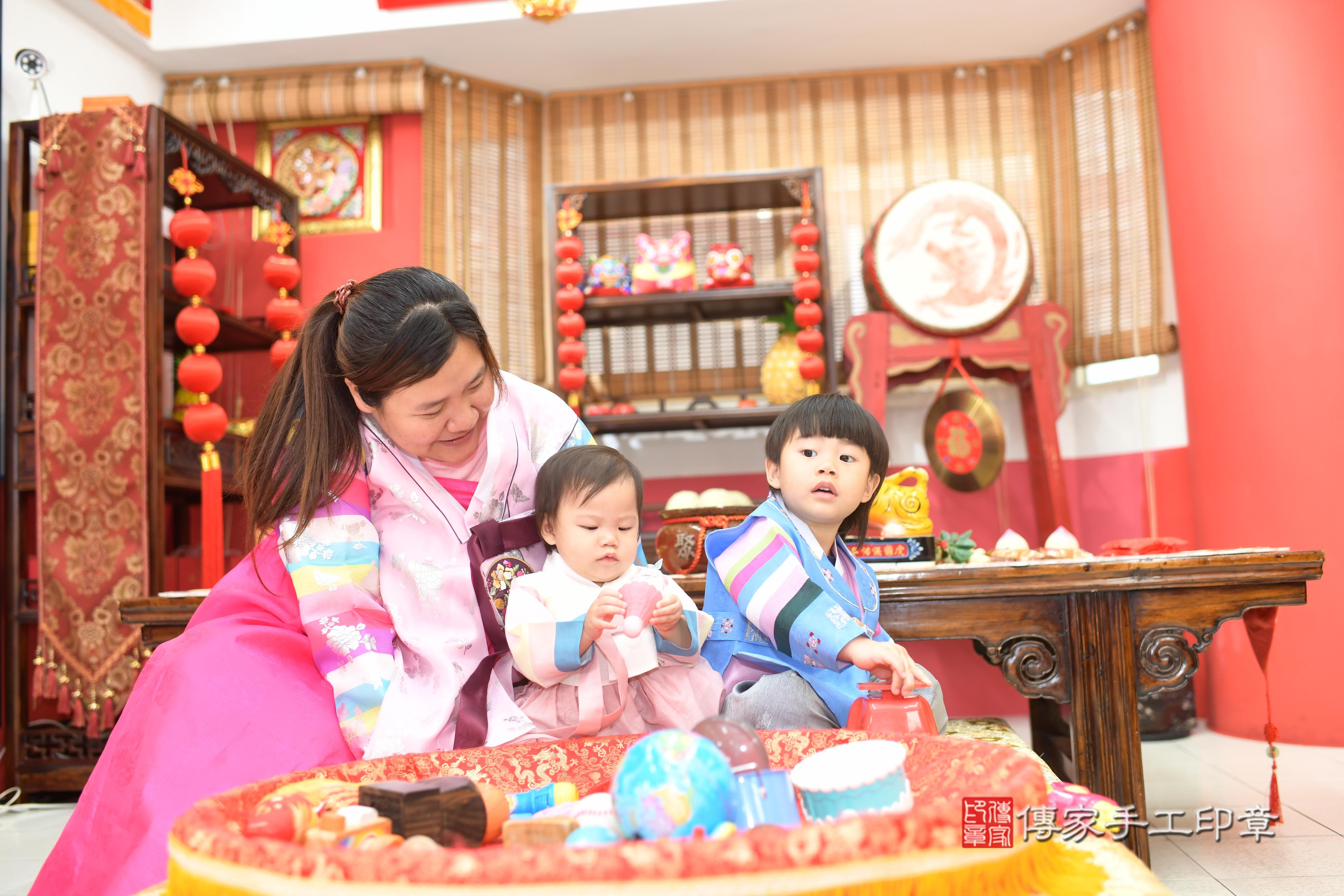 1750429289858151.傳家手工印章高雄店、抓周、度脺、中國風會場、傳家嬰兒古禮、吉祥話、抓周道具物品24種、拍照。抓周證書。寶寶抓周、滿周歲、生日快樂、祝福