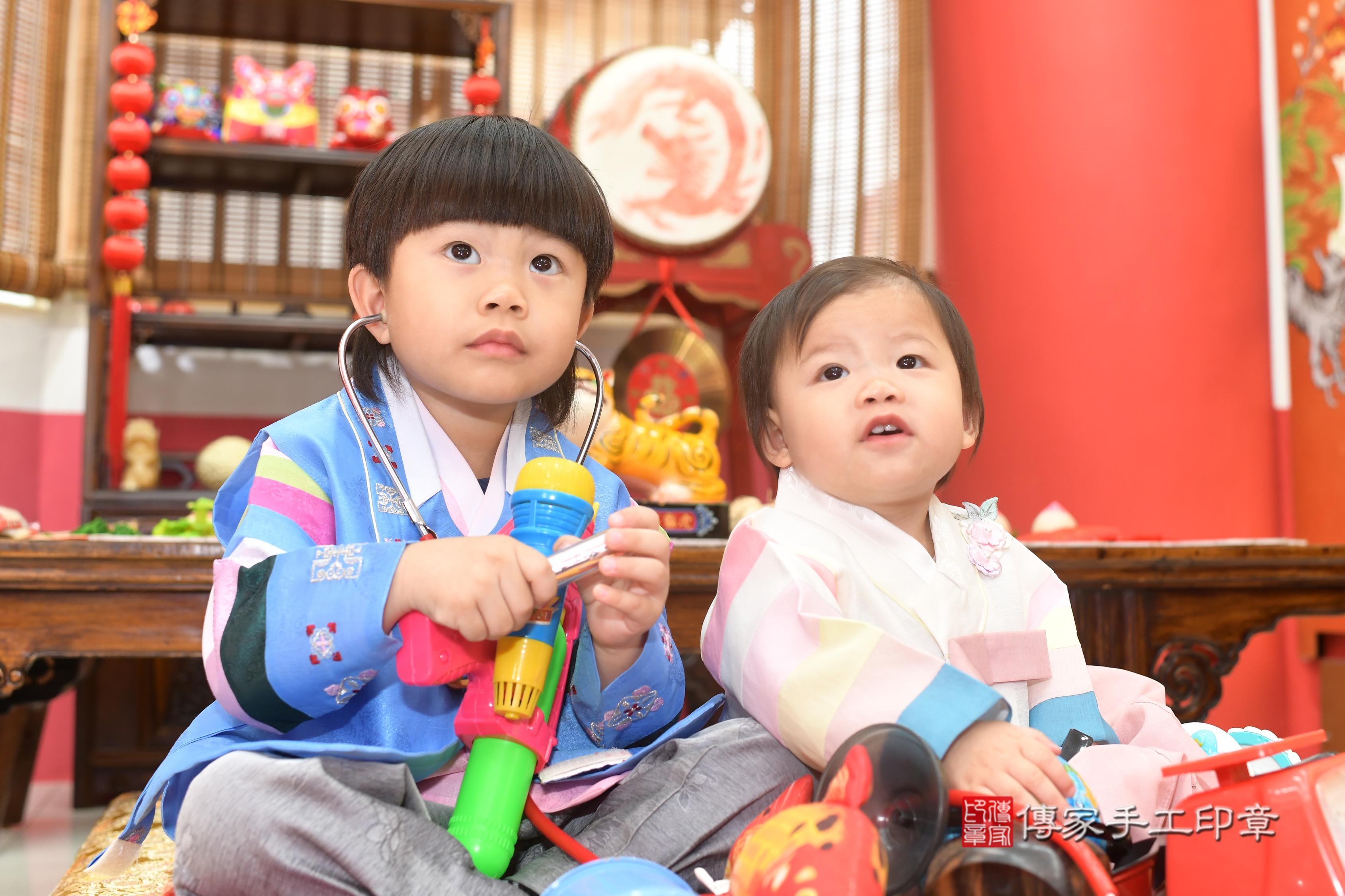 傳家手工印章高雄店、抓周、度脺、中國風會場、傳家嬰兒古禮、吉祥話、抓周道具物品24種、拍照。抓周證書。寶寶抓周、滿周歲、生日快樂、祝福