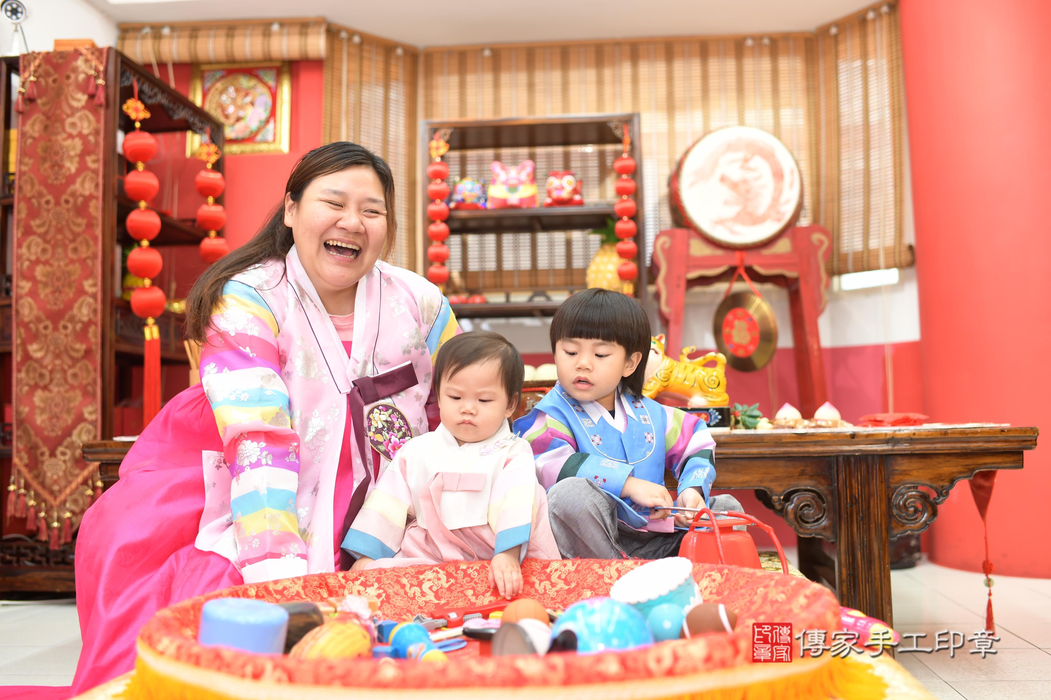 傳家手工印章高雄店、抓周、度脺、中國風會場、傳家嬰兒古禮、吉祥話、抓周道具物品24種、拍照。抓周證書。寶寶抓周、滿周歲、生日快樂、祝福