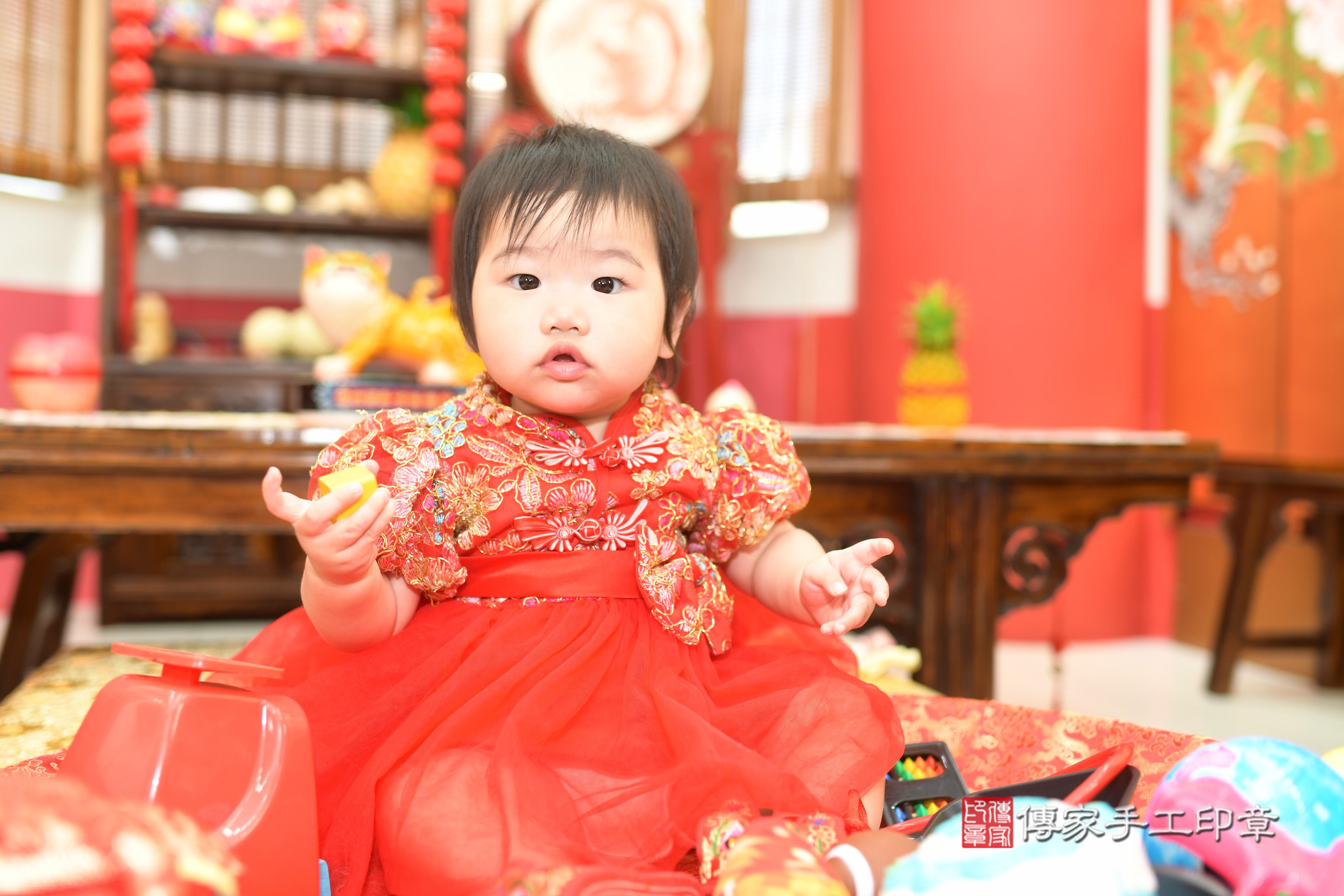 傳家手工印章高雄店、抓周、度脺、中國風會場、傳家嬰兒古禮、吉祥話、抓周道具物品24種、拍照。抓周證書。寶寶抓周、滿周歲、生日快樂、祝福