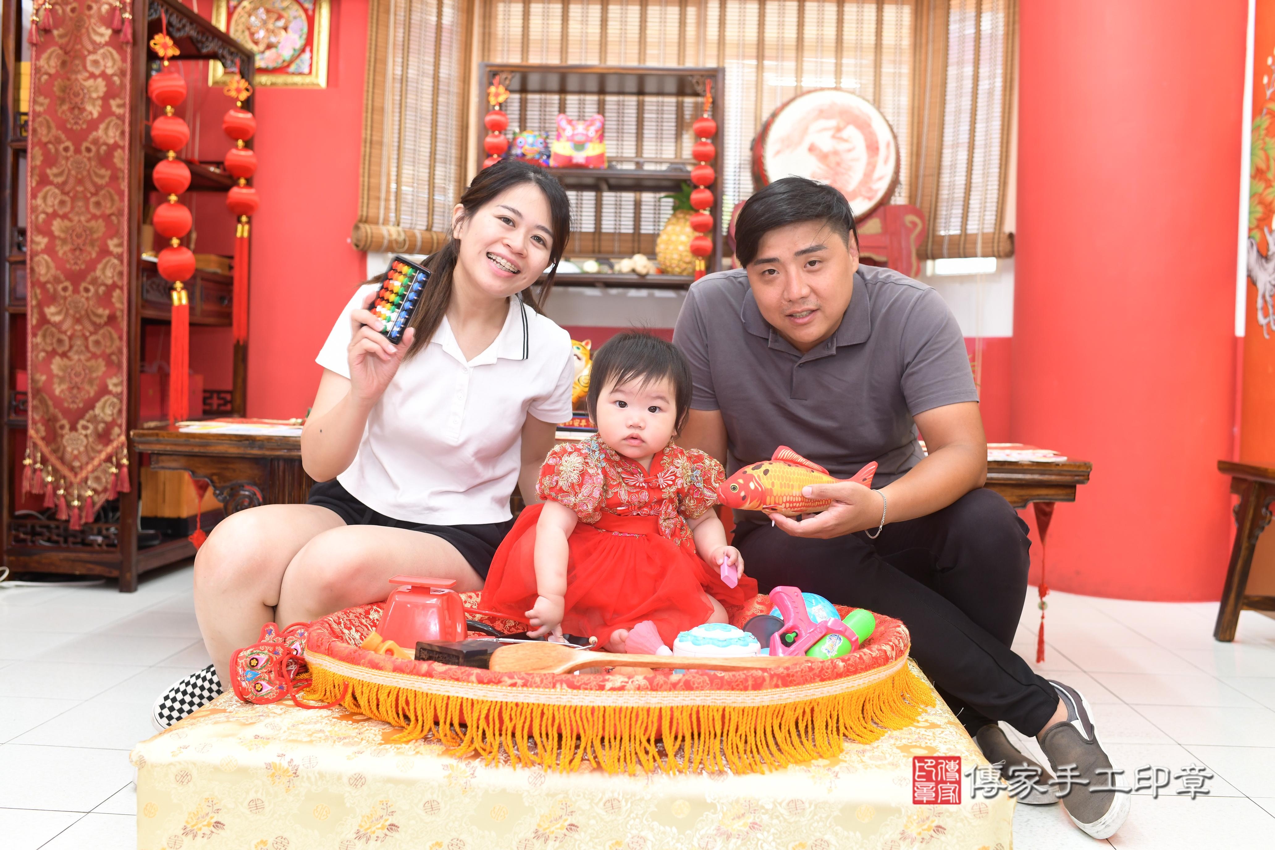 傳家手工印章高雄店、抓周、度脺、中國風會場、傳家嬰兒古禮、吉祥話、抓周道具物品24種、拍照。抓周證書。寶寶抓周、滿周歲、生日快樂、祝福