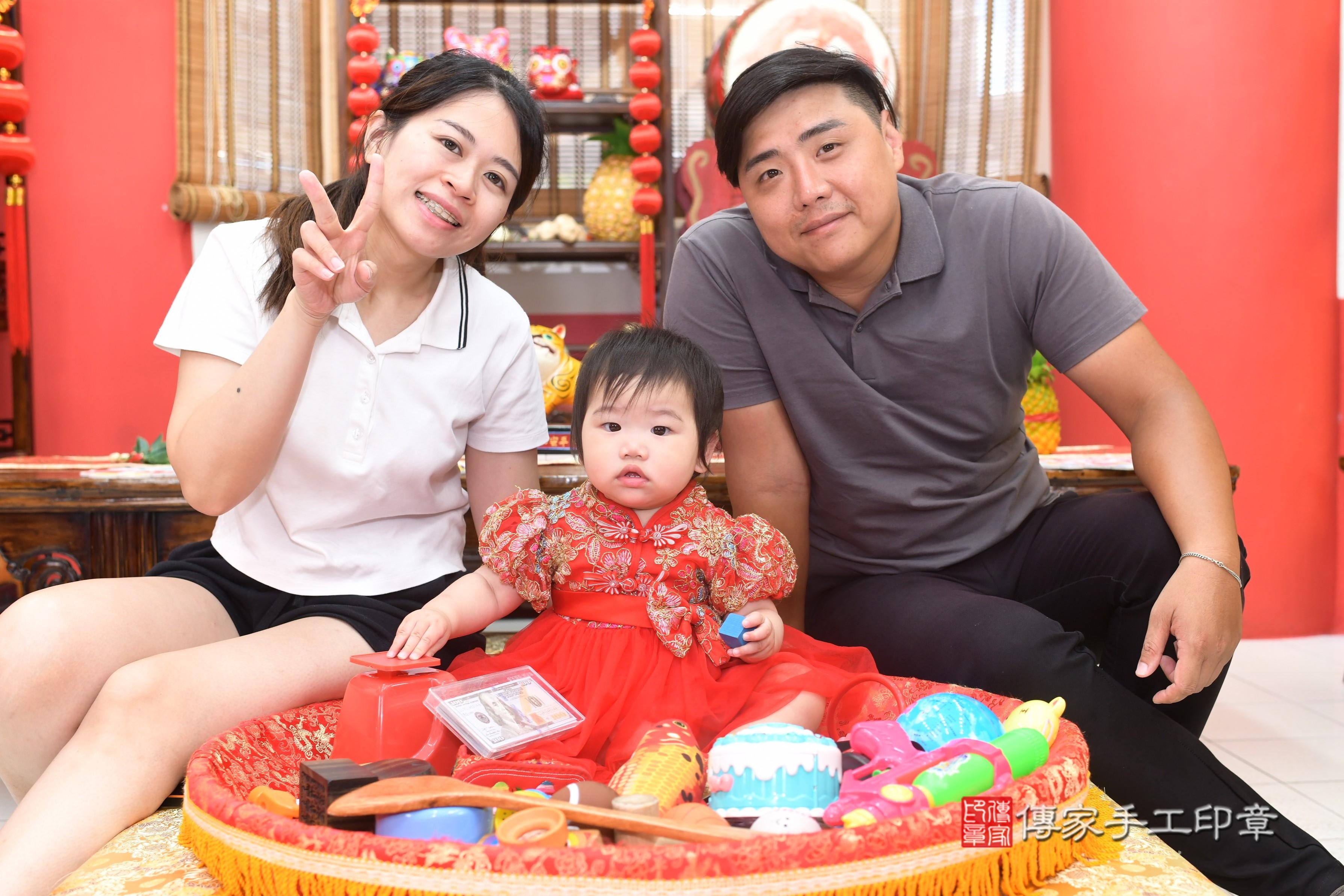 傳家手工印章高雄店、抓周、度脺、中國風會場、傳家嬰兒古禮、吉祥話、抓周道具物品24種、拍照。抓周證書。寶寶抓周、滿周歲、生日快樂、祝福