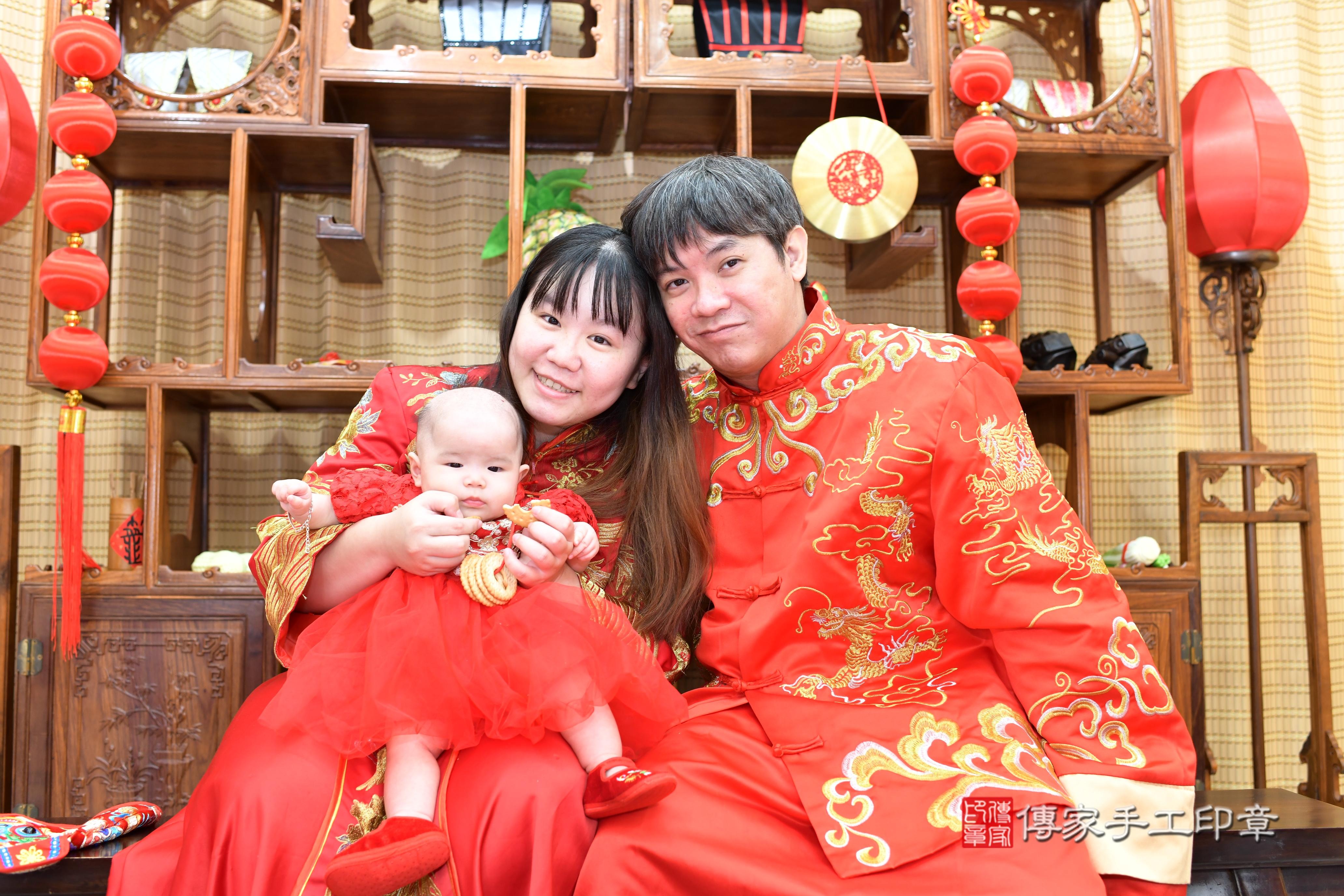 傳家手工印章台南店、抓周、度脺、中國風會場、傳家嬰兒古禮、吉祥話、抓周道具物品24種、拍照。抓周證書。寶寶抓周、滿周歲、生日快樂、祝福