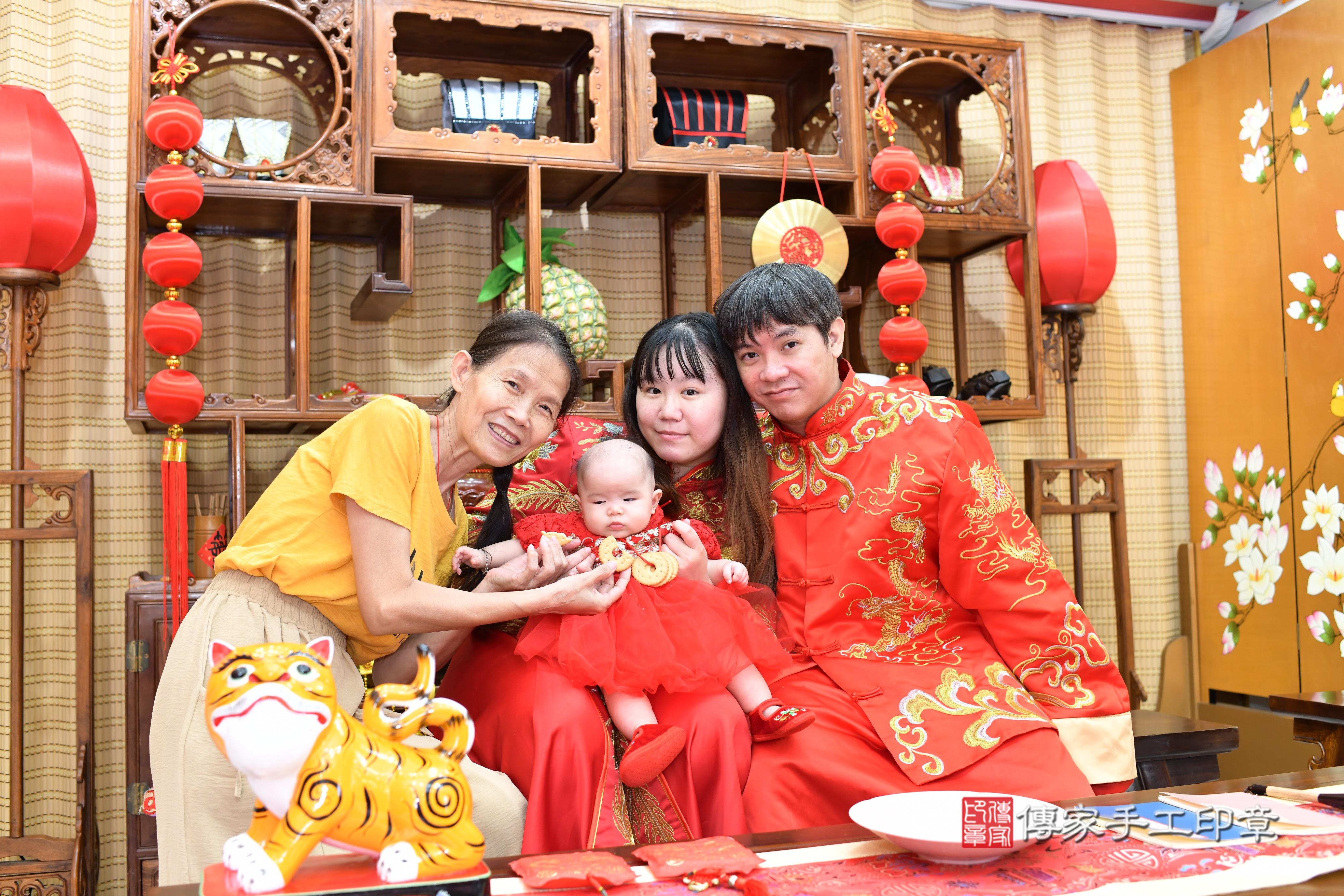 傳家手工印章台南店、抓周、度脺、中國風會場、傳家嬰兒古禮、吉祥話、抓周道具物品24種、拍照。抓周證書。寶寶抓周、滿周歲、生日快樂、祝福