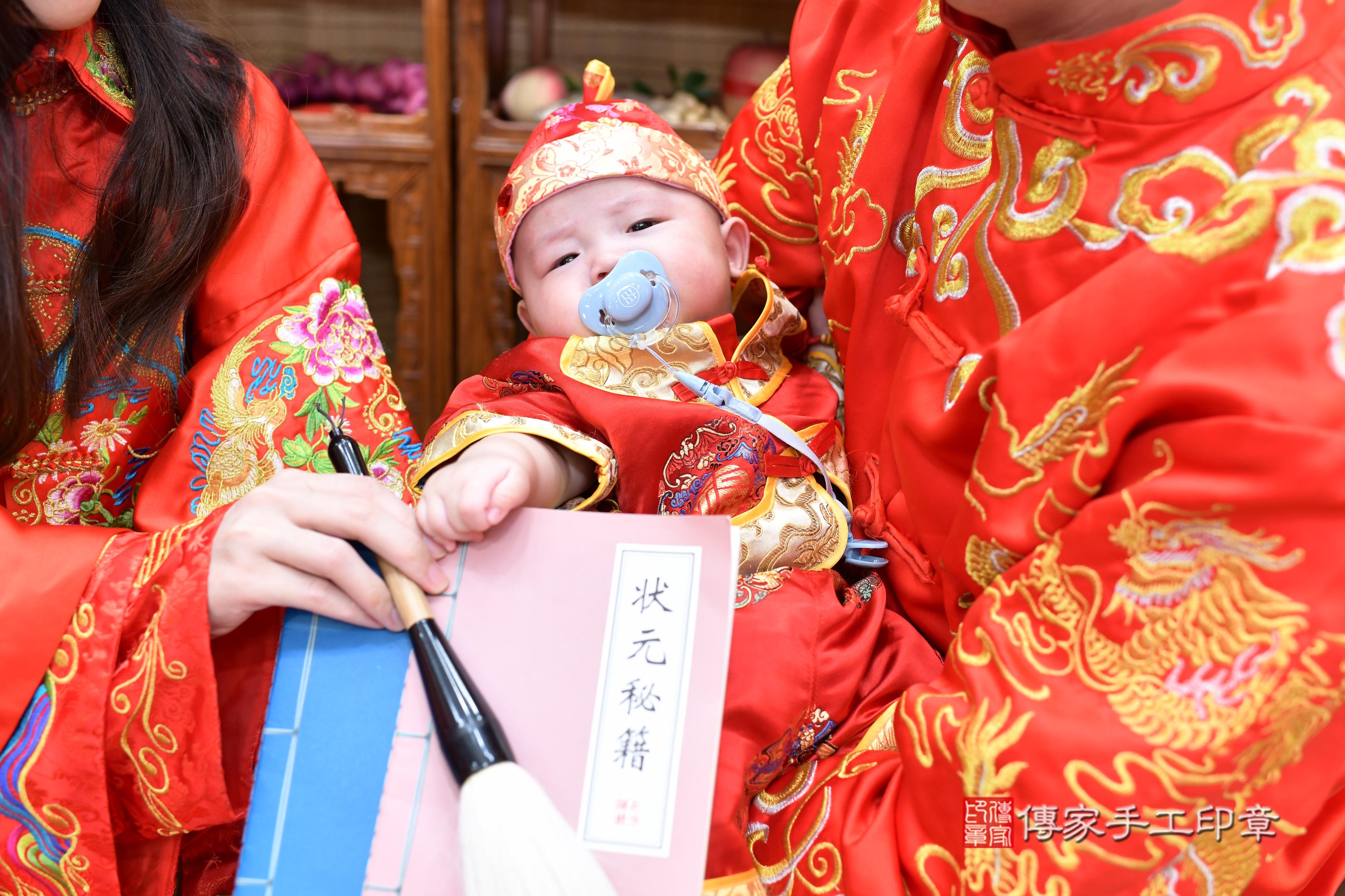 傳家手工印章台南店、抓周、度脺、中國風會場、傳家嬰兒古禮、吉祥話、抓周道具物品24種、拍照。抓周證書。寶寶抓周、滿周歲、生日快樂、祝福
