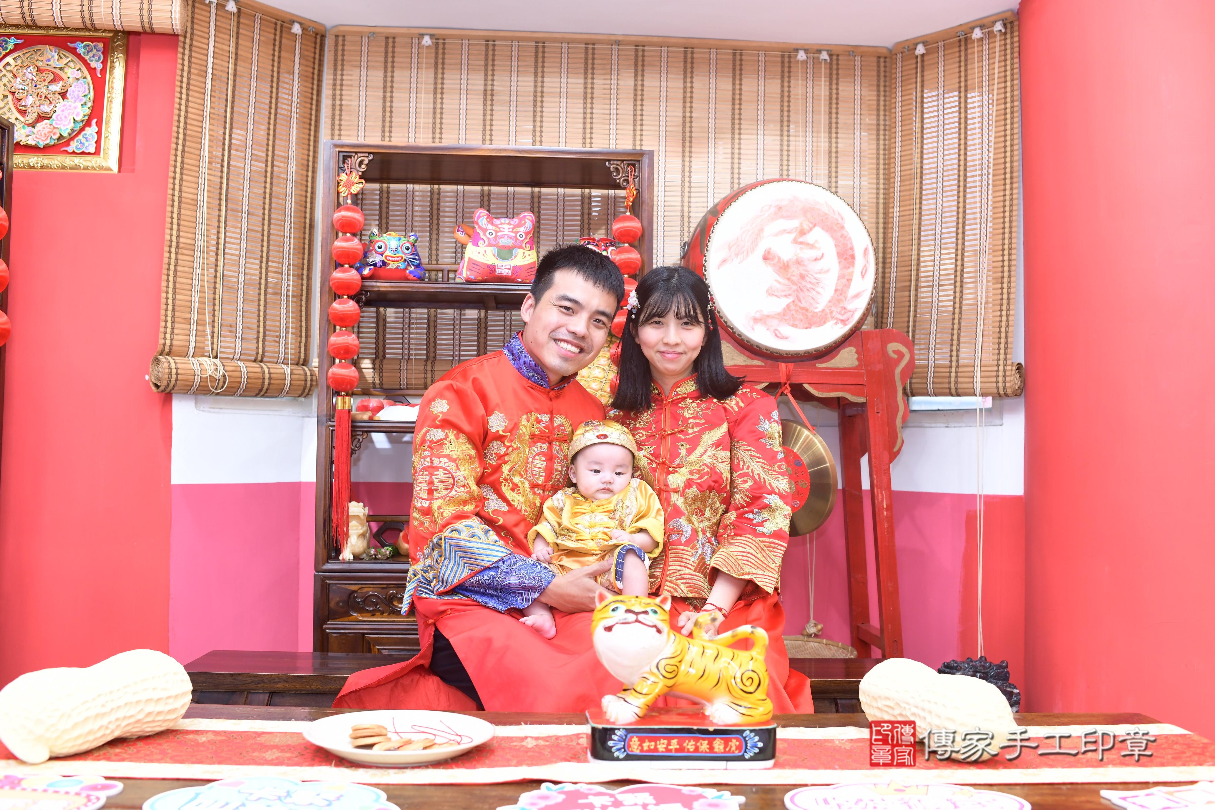 傳家手工印章高雄店、抓周、度脺、中國風會場、傳家嬰兒古禮、吉祥話、抓周道具物品24種、拍照。抓周證書。寶寶抓周、滿周歲、生日快樂、祝福