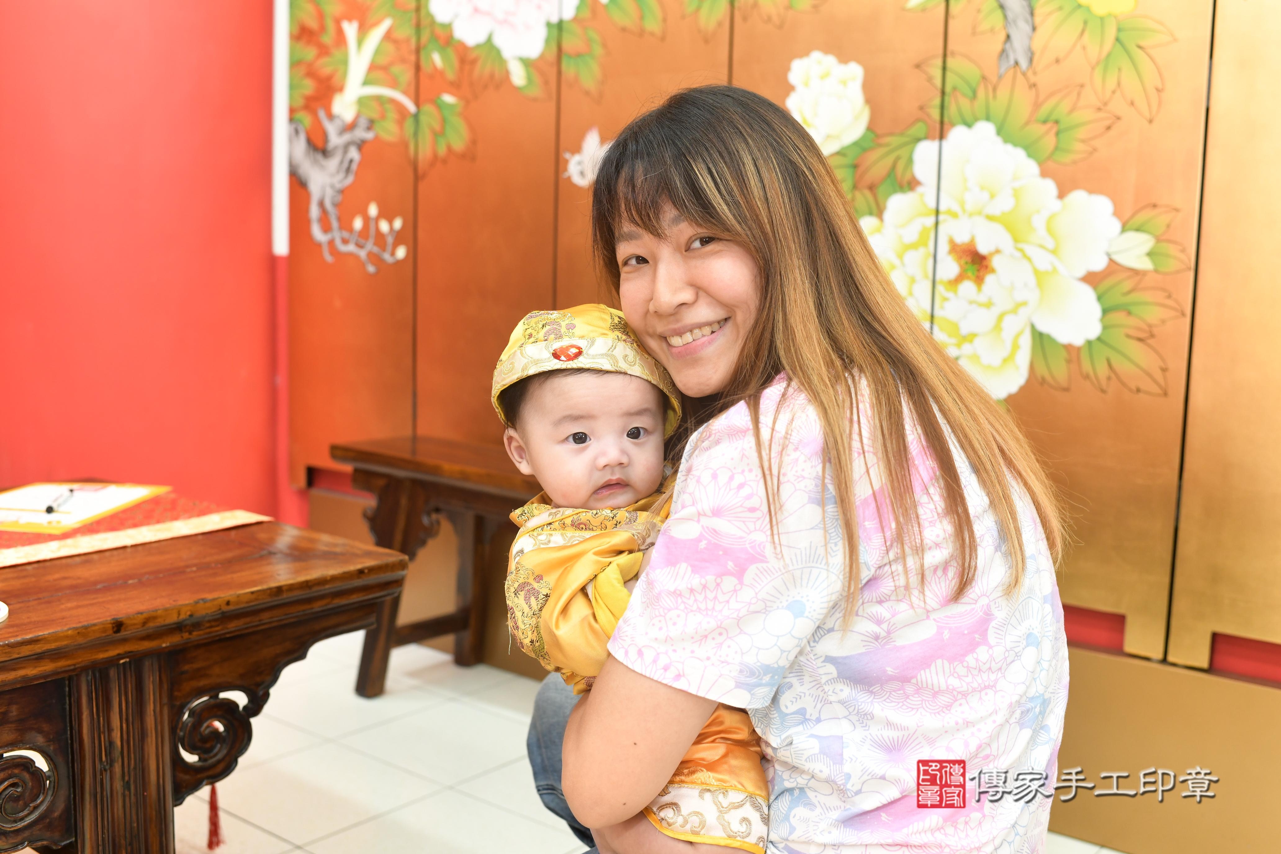 傳家手工印章高雄店、抓周、度脺、中國風會場、傳家嬰兒古禮、吉祥話、抓周道具物品24種、拍照。抓周證書。寶寶抓周、滿周歲、生日快樂、祝福