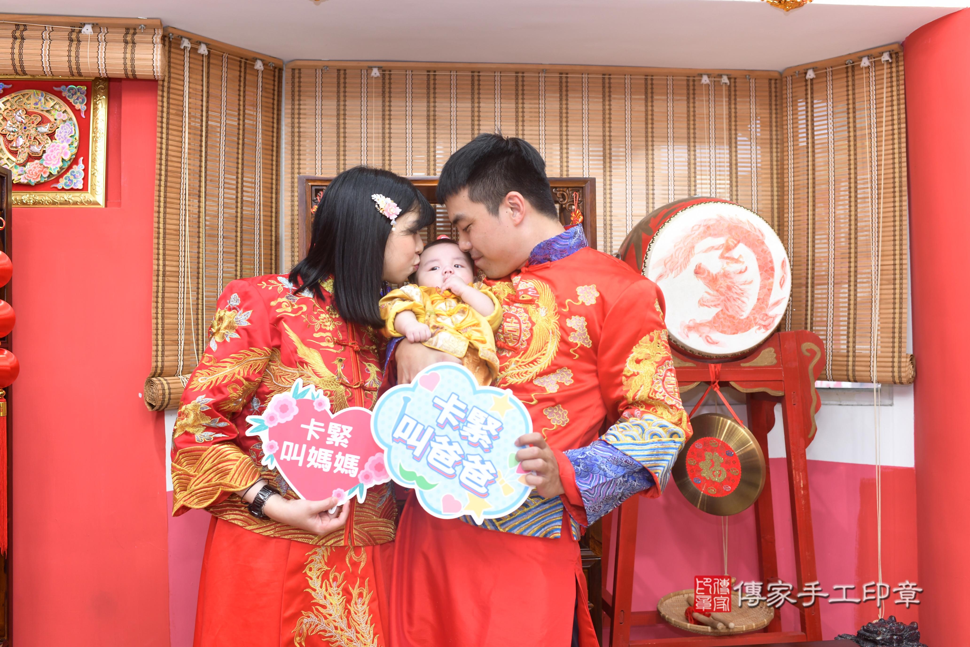 傳家手工印章高雄店、抓周、度脺、中國風會場、傳家嬰兒古禮、吉祥話、抓周道具物品24種、拍照。抓周證書。寶寶抓周、滿周歲、生日快樂、祝福