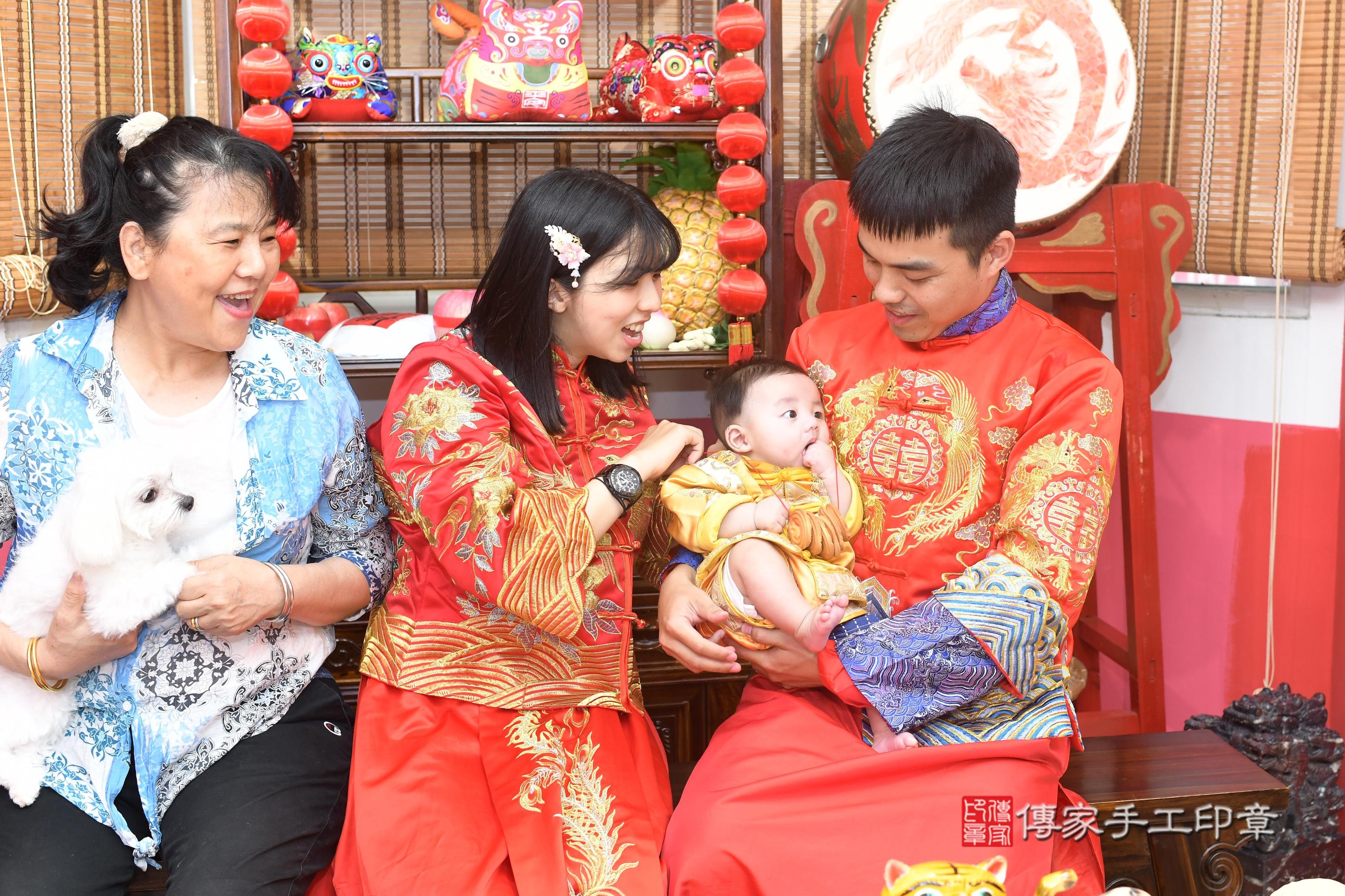 傳家手工印章高雄店、抓周、度脺、中國風會場、傳家嬰兒古禮、吉祥話、抓周道具物品24種、拍照。抓周證書。寶寶抓周、滿周歲、生日快樂、祝福