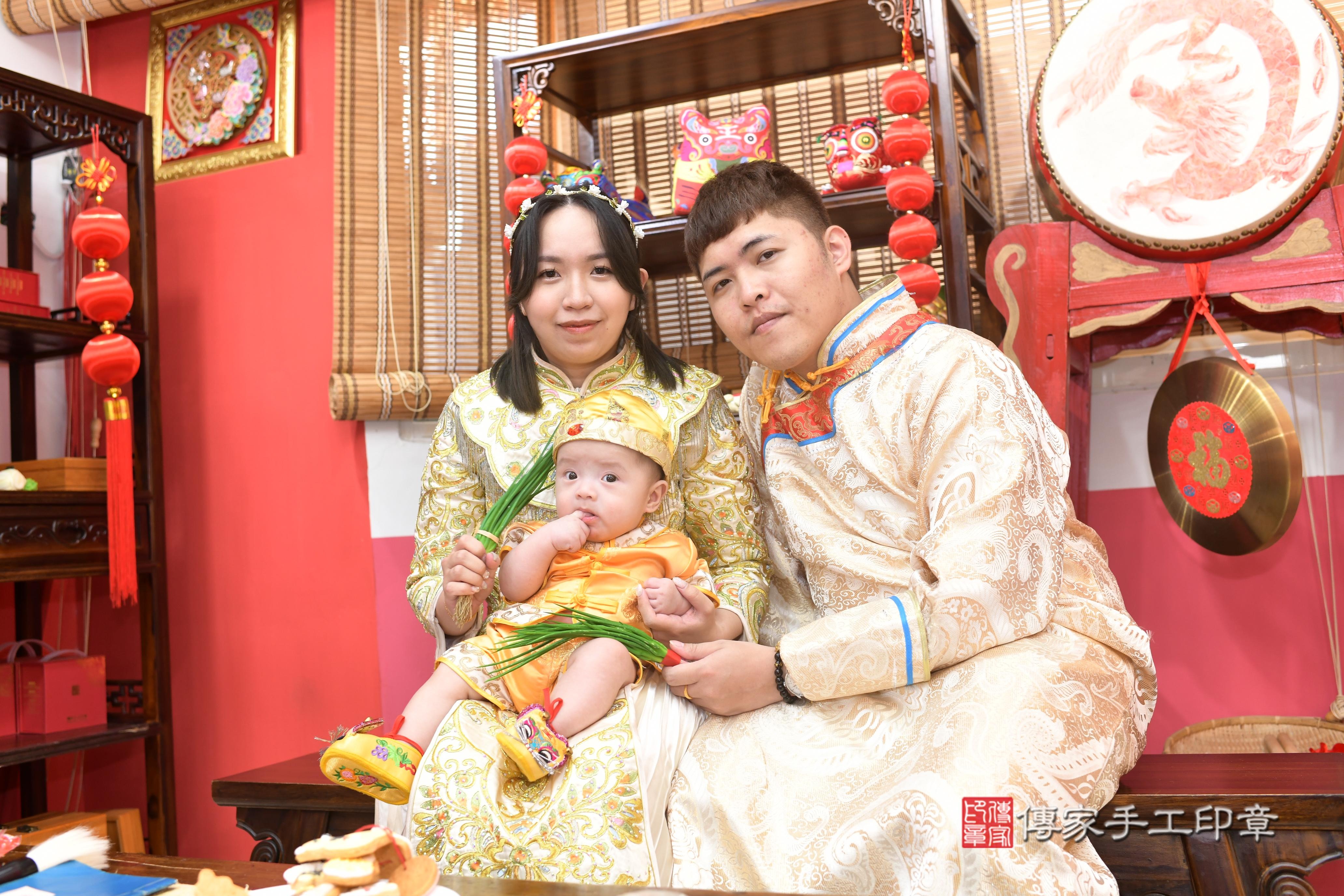 傳家手工印章高雄店、抓周、度脺、中國風會場、傳家嬰兒古禮、吉祥話、抓周道具物品24種、拍照。抓周證書。寶寶抓周、滿周歲、生日快樂、祝福