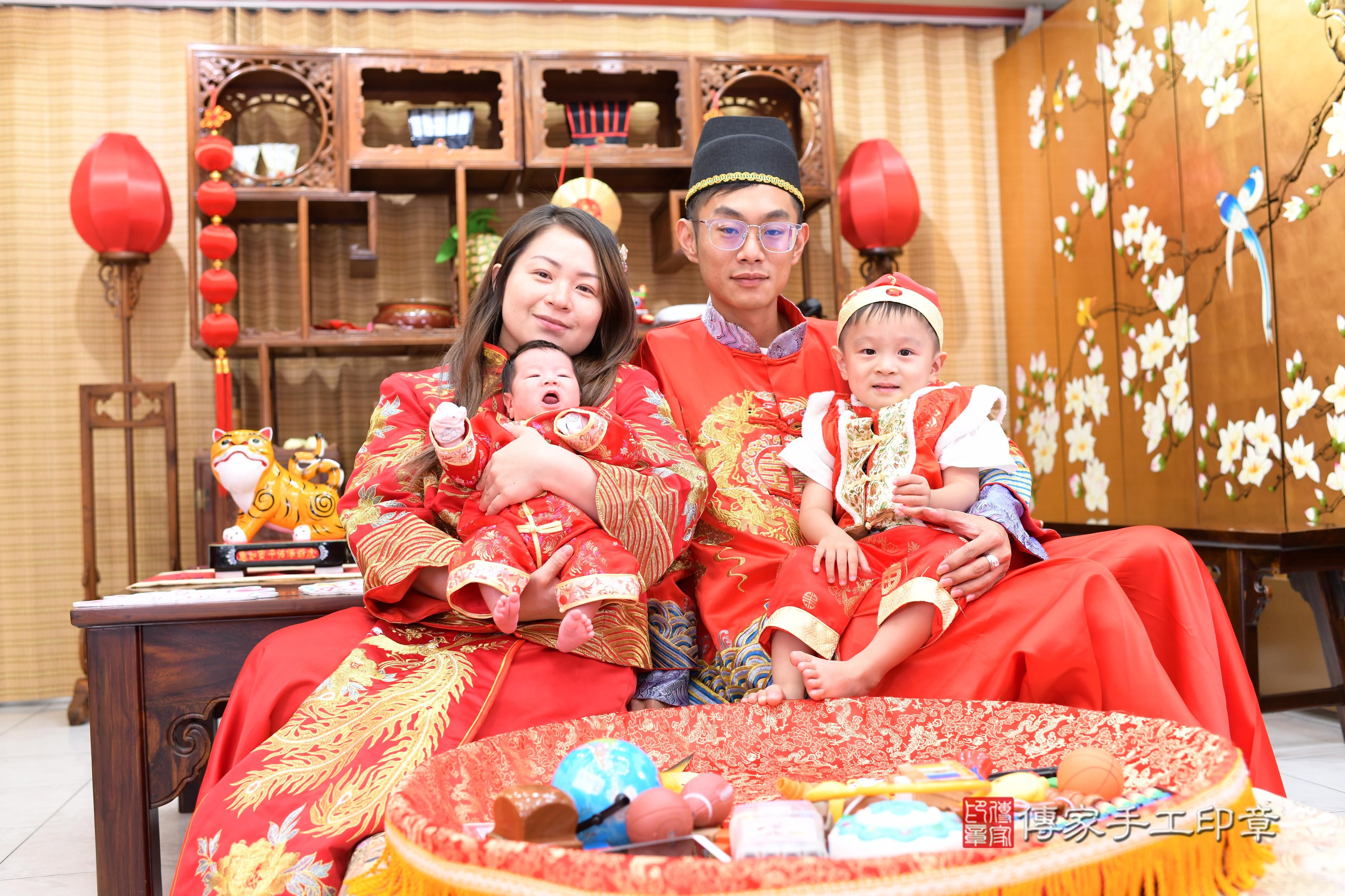 傳家手工印章台南店、抓周、度脺、中國風會場、傳家嬰兒古禮、吉祥話、抓周道具物品24種、拍照。抓周證書。寶寶抓周、滿周歲、生日快樂、祝福