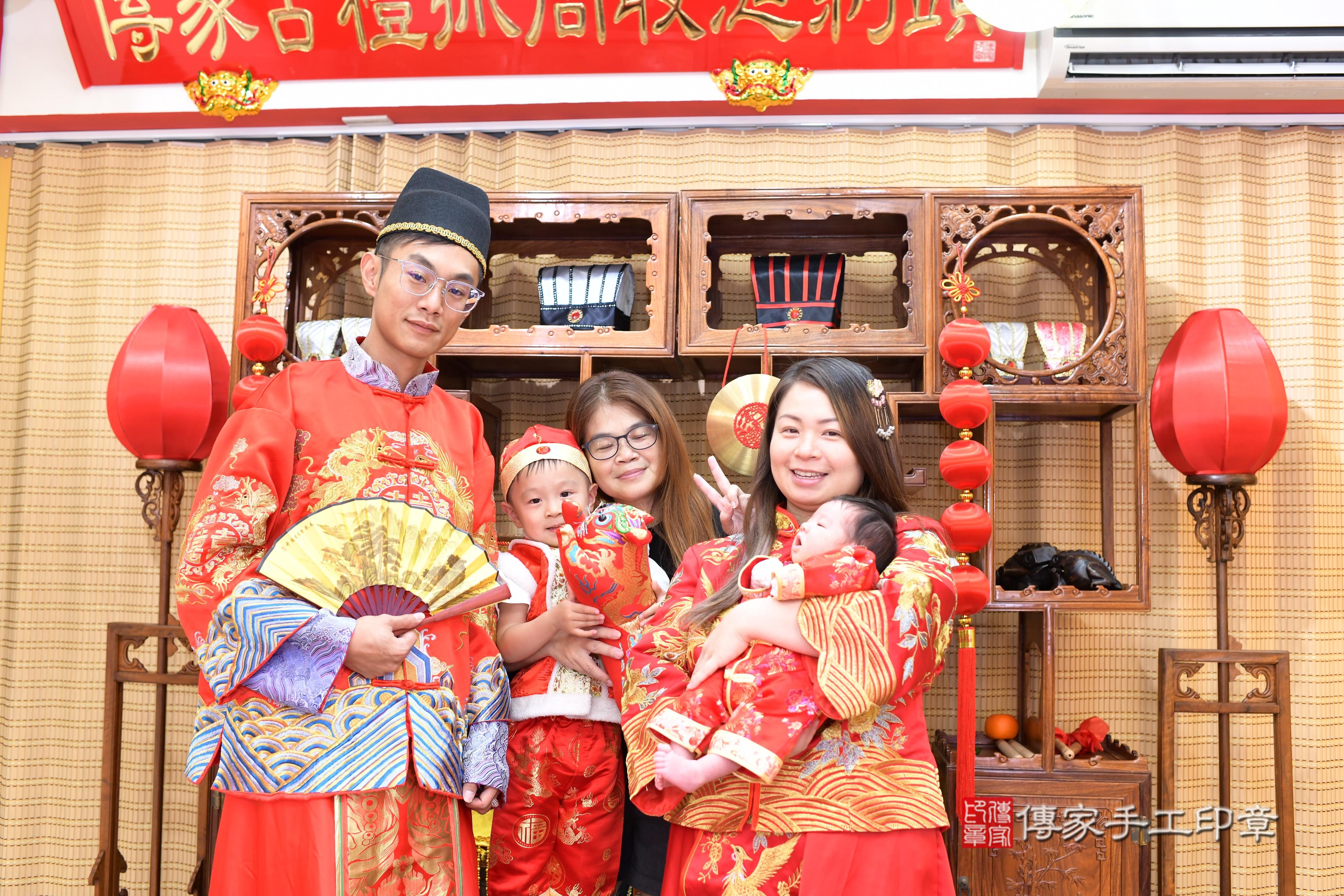 傳家手工印章台南店、抓周、度脺、中國風會場、傳家嬰兒古禮、吉祥話、抓周道具物品24種、拍照。抓周證書。寶寶抓周、滿周歲、生日快樂、祝福
