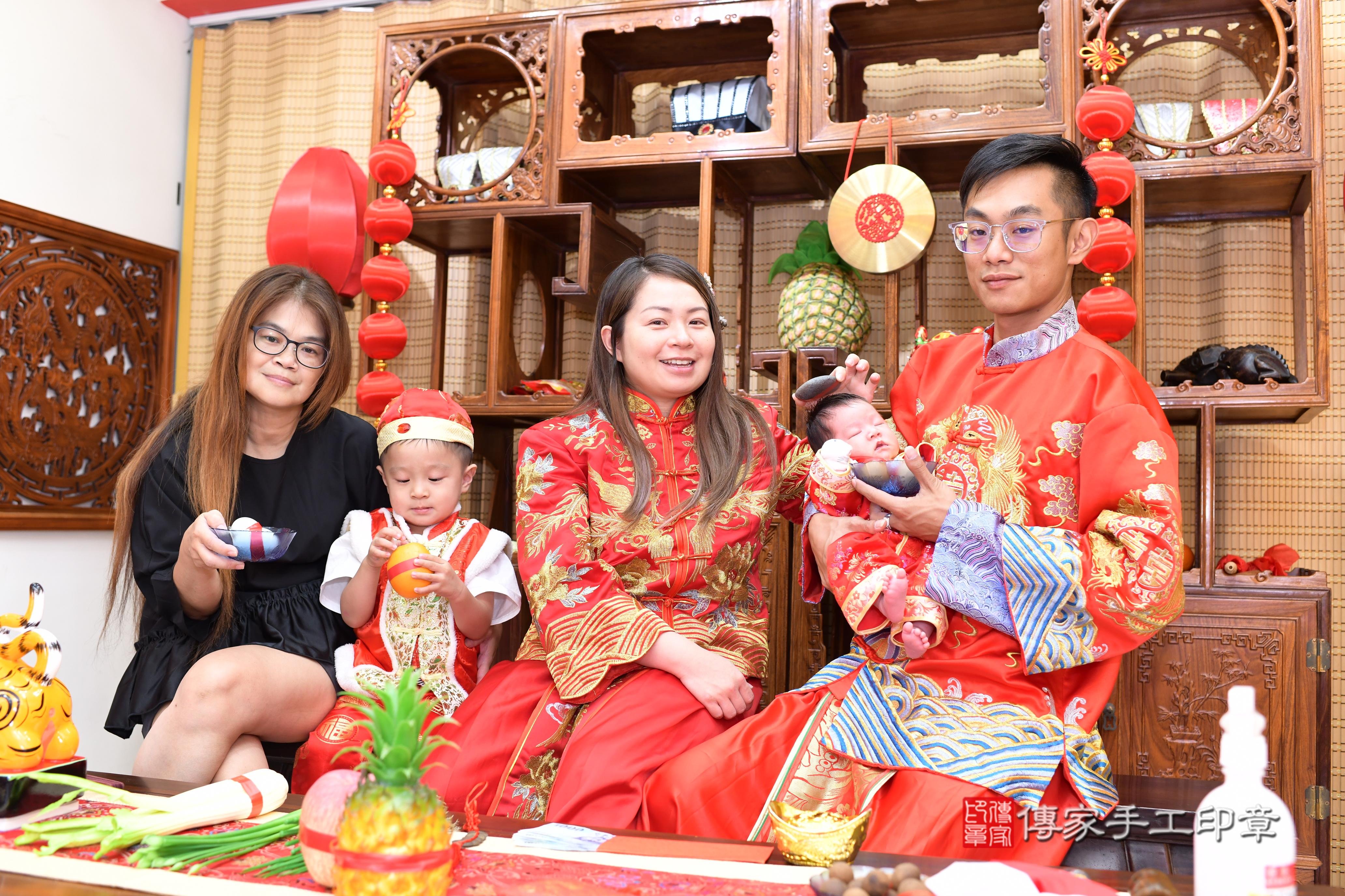 傳家手工印章台南店、抓周、度脺、中國風會場、傳家嬰兒古禮、吉祥話、抓周道具物品24種、拍照。抓周證書。寶寶抓周、滿周歲、生日快樂、祝福