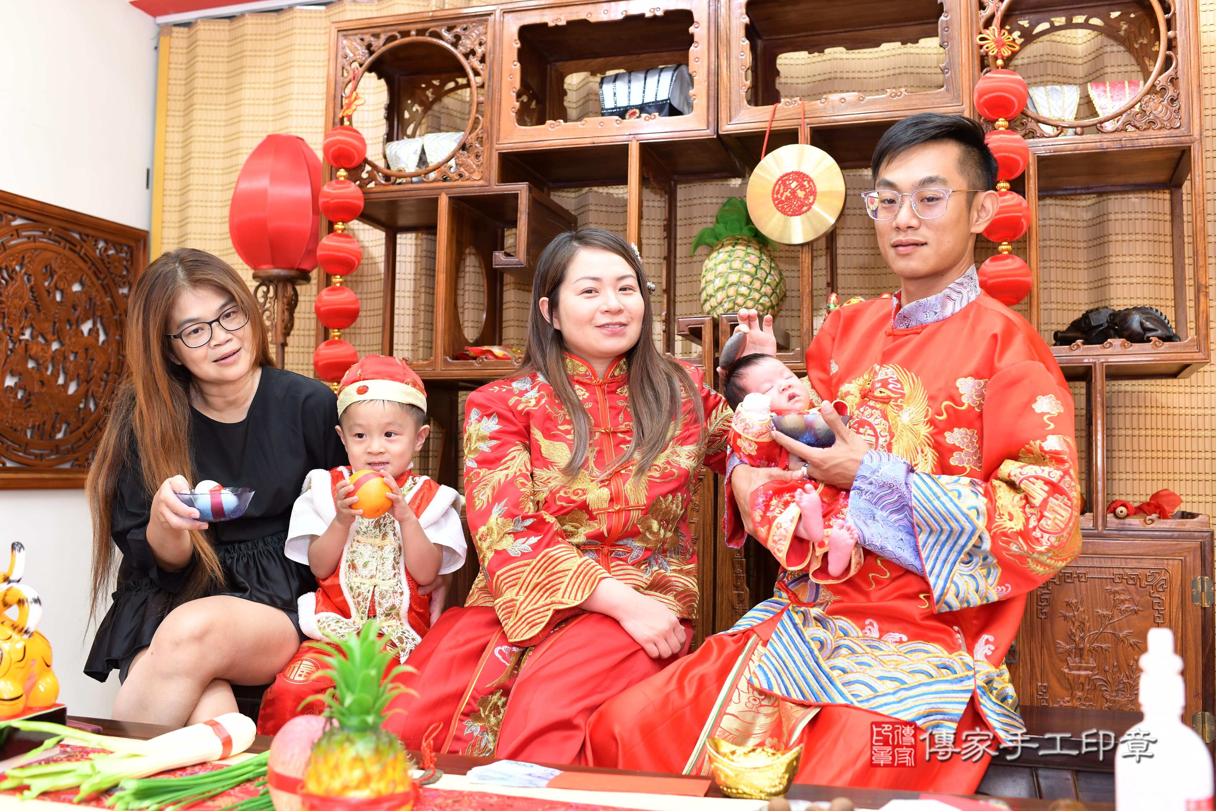 傳家手工印章台南店、抓周、度脺、中國風會場、傳家嬰兒古禮、吉祥話、抓周道具物品24種、拍照。抓周證書。寶寶抓周、滿周歲、生日快樂、祝福