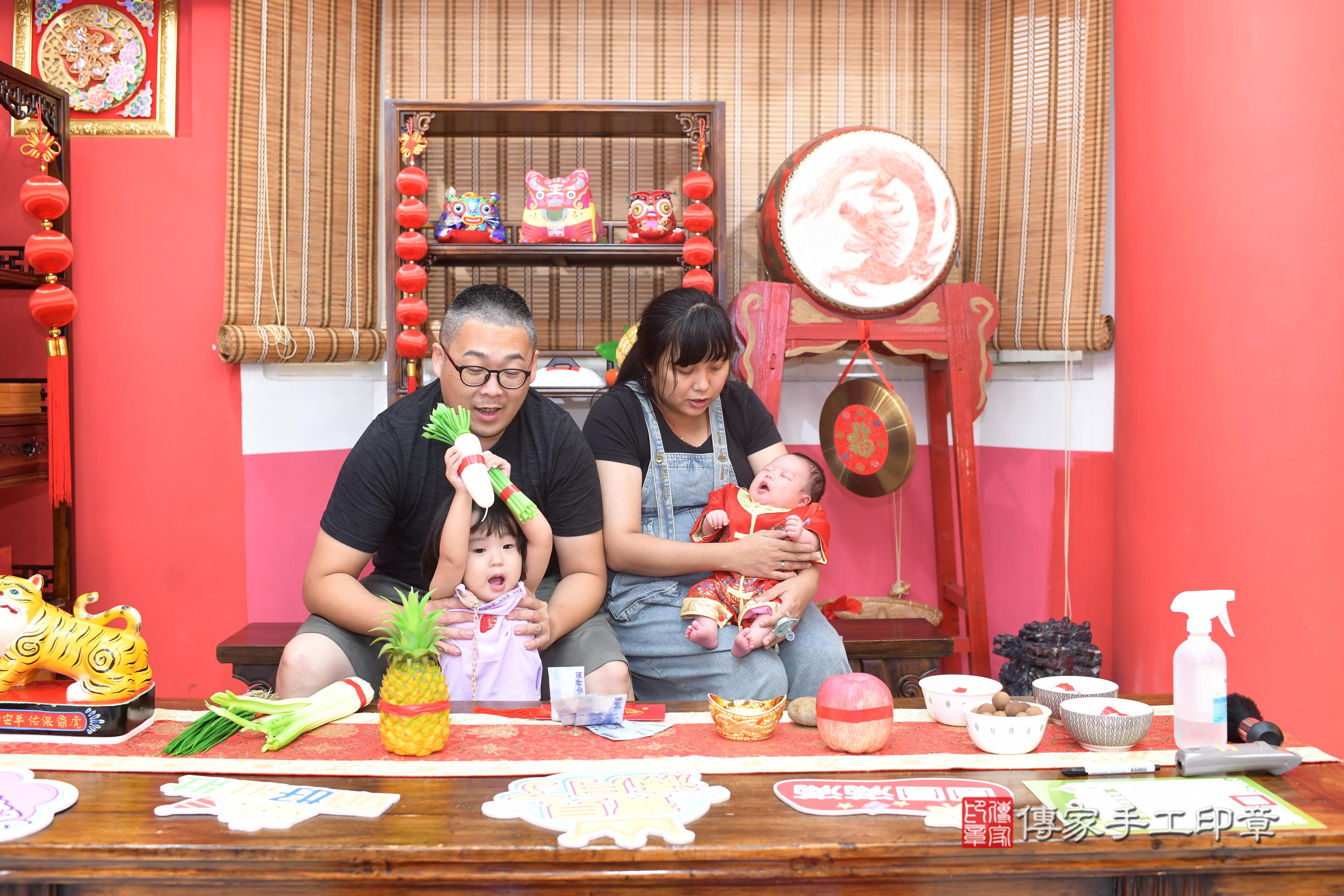 傳家手工印章高雄店、抓周、度脺、中國風會場、傳家嬰兒古禮、吉祥話、抓周道具物品24種、拍照。抓周證書。寶寶抓周、滿周歲、生日快樂、祝福