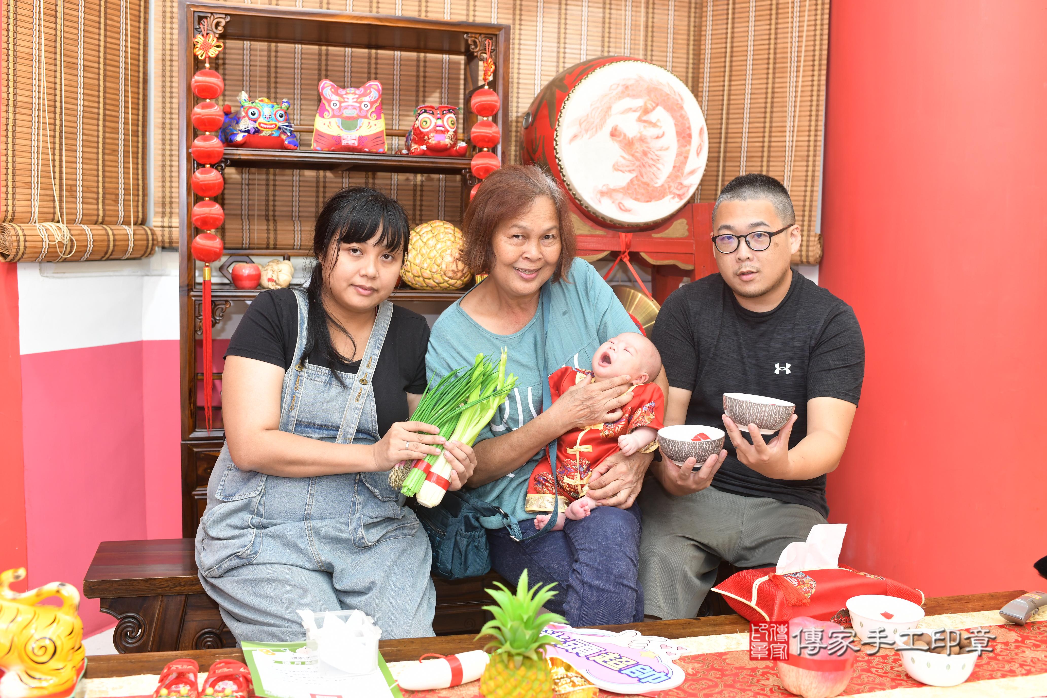 傳家手工印章高雄店、抓周、度脺、中國風會場、傳家嬰兒古禮、吉祥話、抓周道具物品24種、拍照。抓周證書。寶寶抓周、滿周歲、生日快樂、祝福