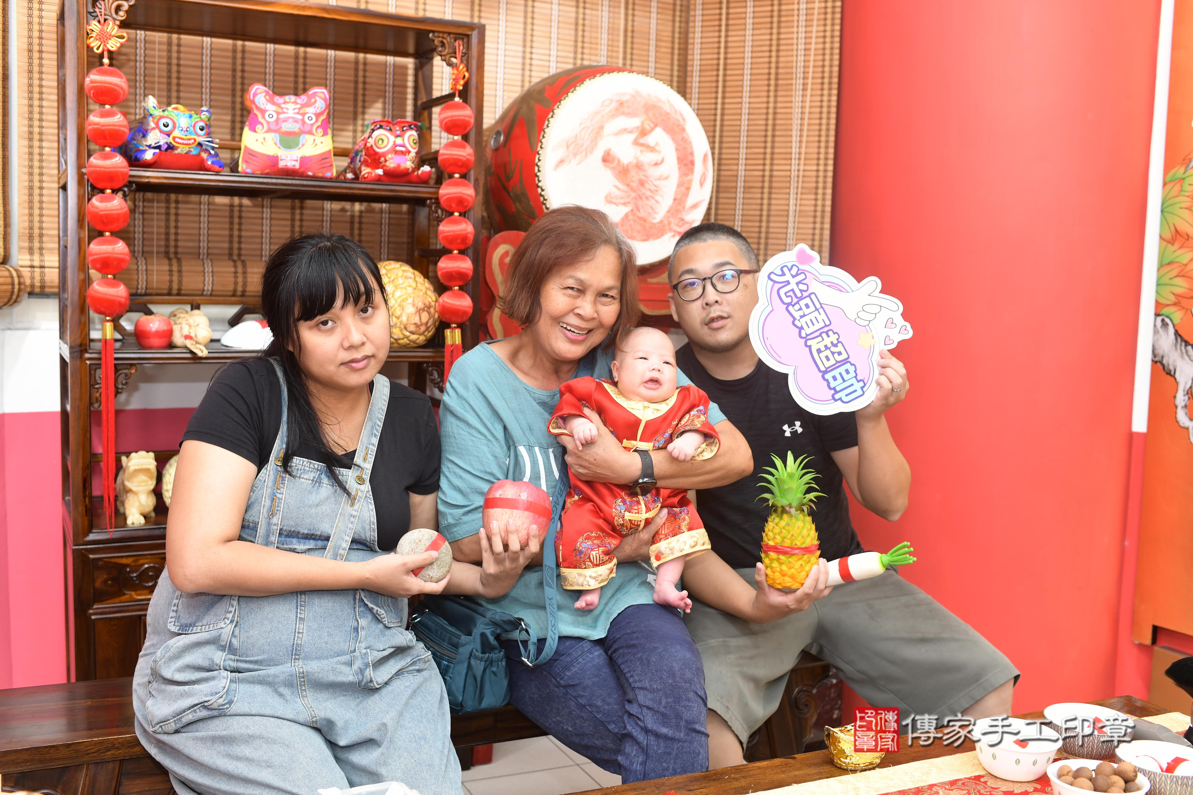 傳家手工印章高雄店、抓周、度脺、中國風會場、傳家嬰兒古禮、吉祥話、抓周道具物品24種、拍照。抓周證書。寶寶抓周、滿周歲、生日快樂、祝福