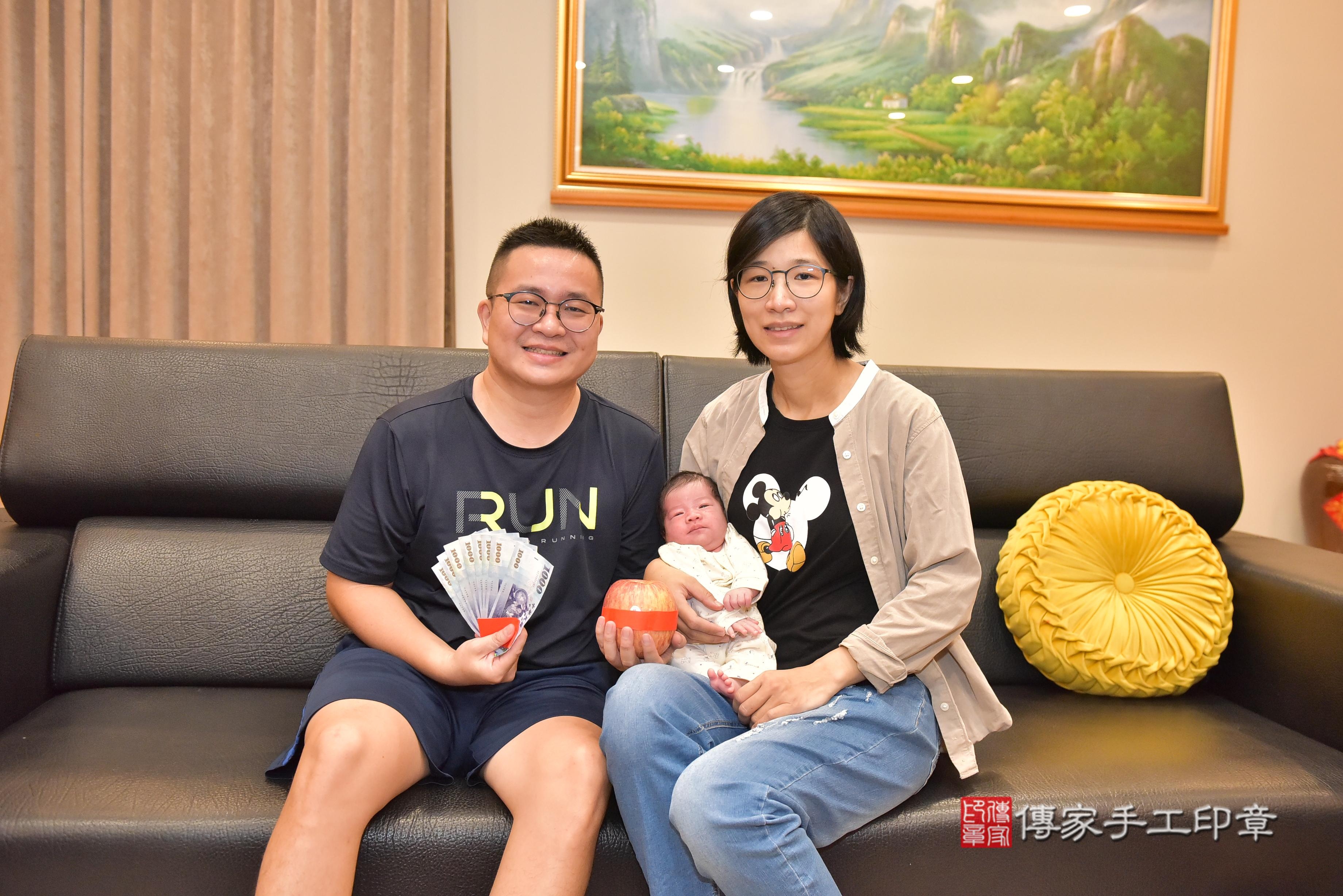 傳家手工印章高雄店、抓周、度脺、中國風會場、傳家嬰兒古禮、吉祥話、抓周道具物品24種、拍照。抓周證書。寶寶抓周、滿周歲、生日快樂、祝福