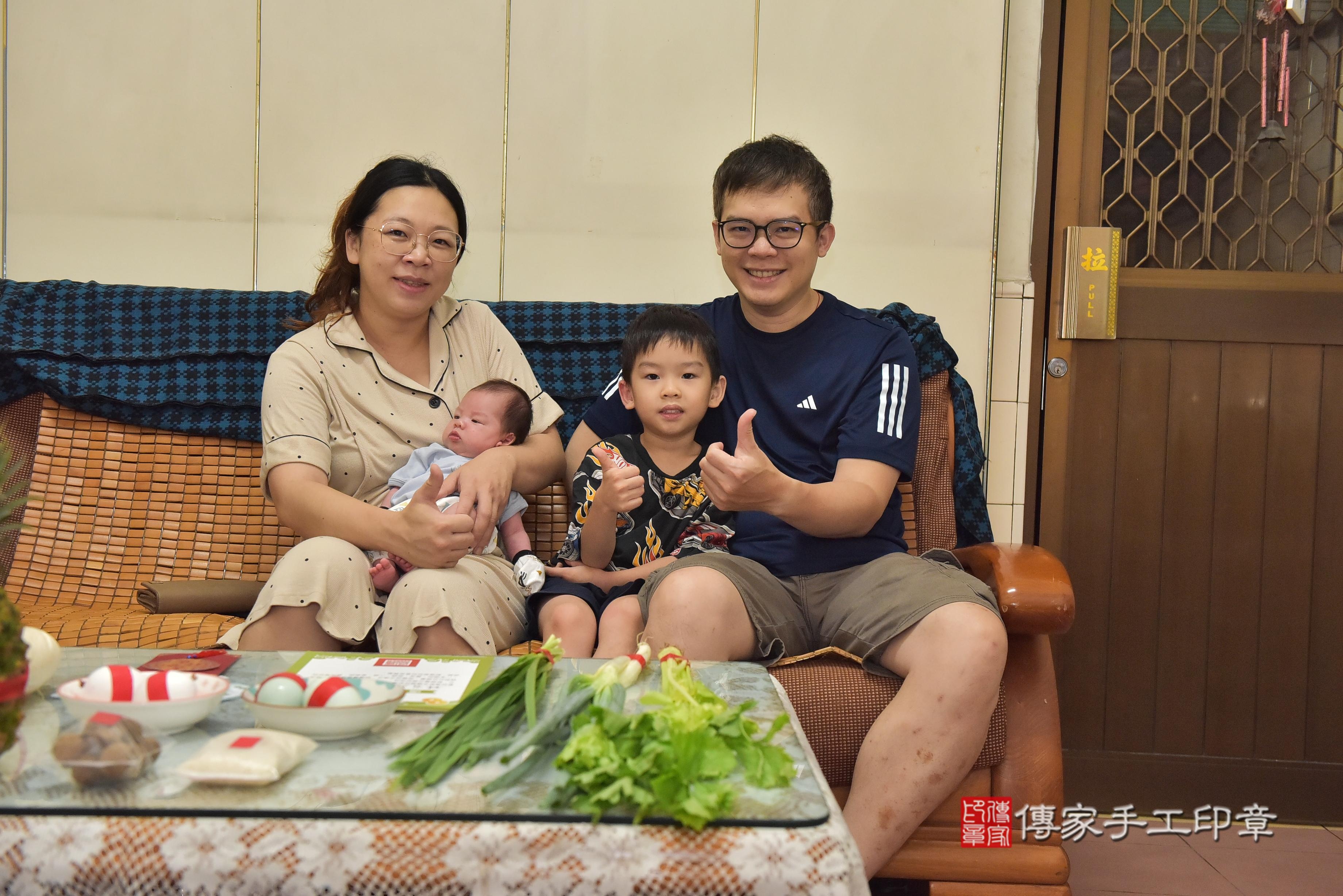 傳家手工印章高雄店、抓周、度脺、中國風會場、傳家嬰兒古禮、吉祥話、抓周道具物品24種、拍照。抓周證書。寶寶抓周、滿周歲、生日快樂、祝福