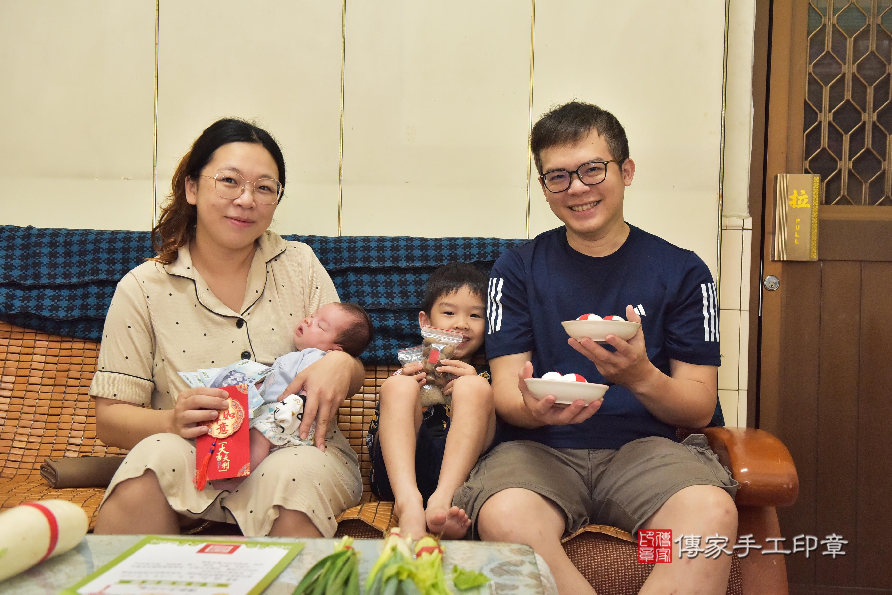 傳家手工印章高雄店、抓周、度脺、中國風會場、傳家嬰兒古禮、吉祥話、抓周道具物品24種、拍照。抓周證書。寶寶抓周、滿周歲、生日快樂、祝福
