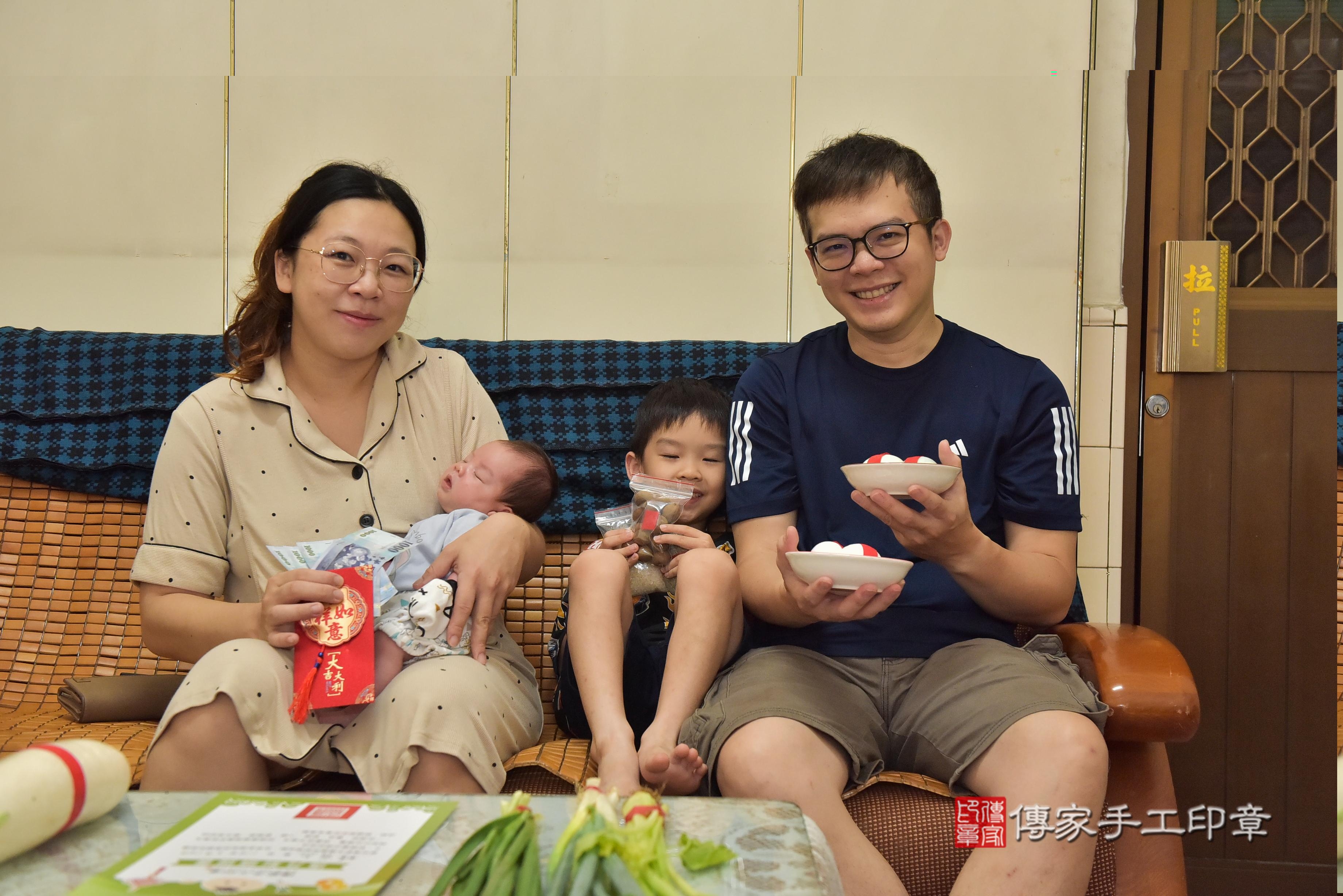 傳家手工印章高雄店、抓周、度脺、中國風會場、傳家嬰兒古禮、吉祥話、抓周道具物品24種、拍照。抓周證書。寶寶抓周、滿周歲、生日快樂、祝福