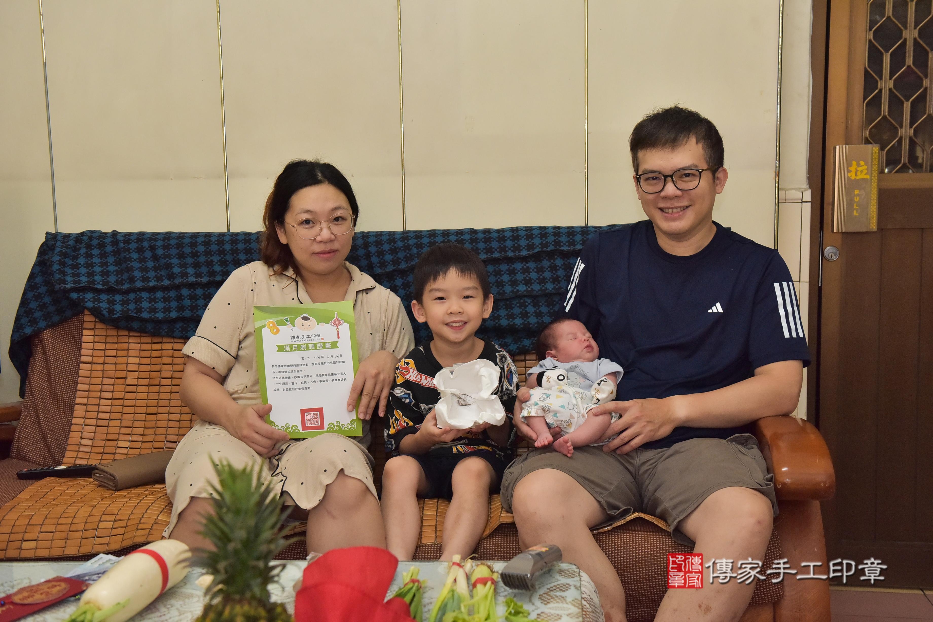 傳家手工印章高雄店、抓周、度脺、中國風會場、傳家嬰兒古禮、吉祥話、抓周道具物品24種、拍照。抓周證書。寶寶抓周、滿周歲、生日快樂、祝福