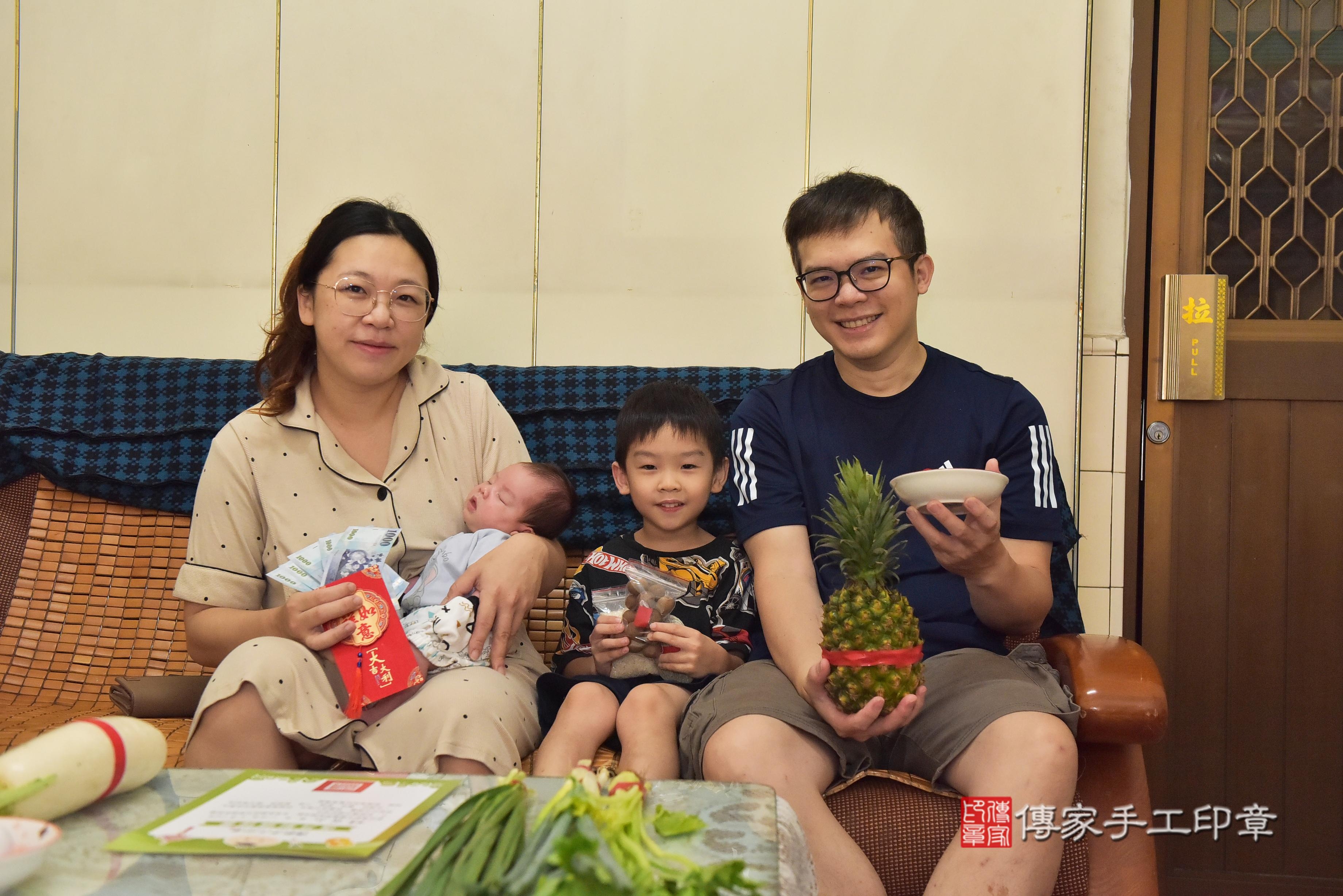 傳家手工印章高雄店、抓周、度脺、中國風會場、傳家嬰兒古禮、吉祥話、抓周道具物品24種、拍照。抓周證書。寶寶抓周、滿周歲、生日快樂、祝福