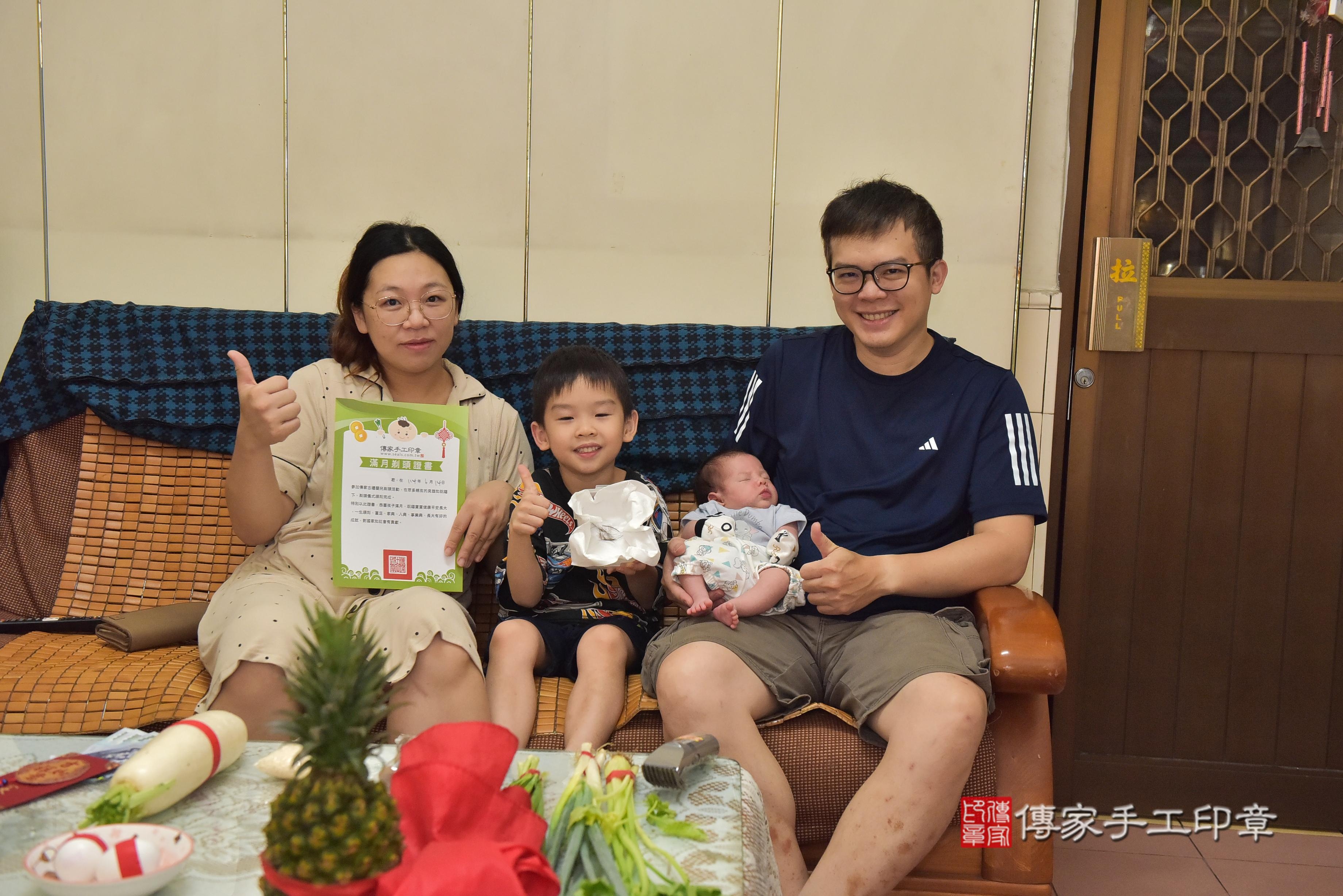 傳家手工印章高雄店、抓周、度脺、中國風會場、傳家嬰兒古禮、吉祥話、抓周道具物品24種、拍照。抓周證書。寶寶抓周、滿周歲、生日快樂、祝福