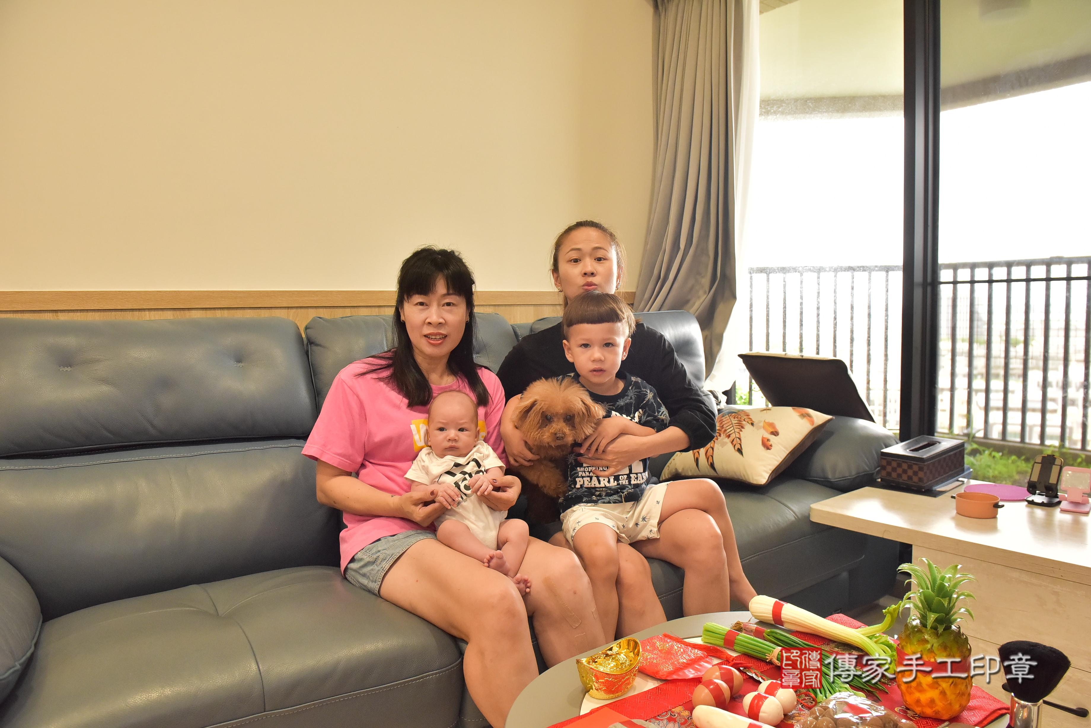 傳家手工印章高雄店、抓周、度脺、中國風會場、傳家嬰兒古禮、吉祥話、抓周道具物品24種、拍照。抓周證書。寶寶抓周、滿周歲、生日快樂、祝福