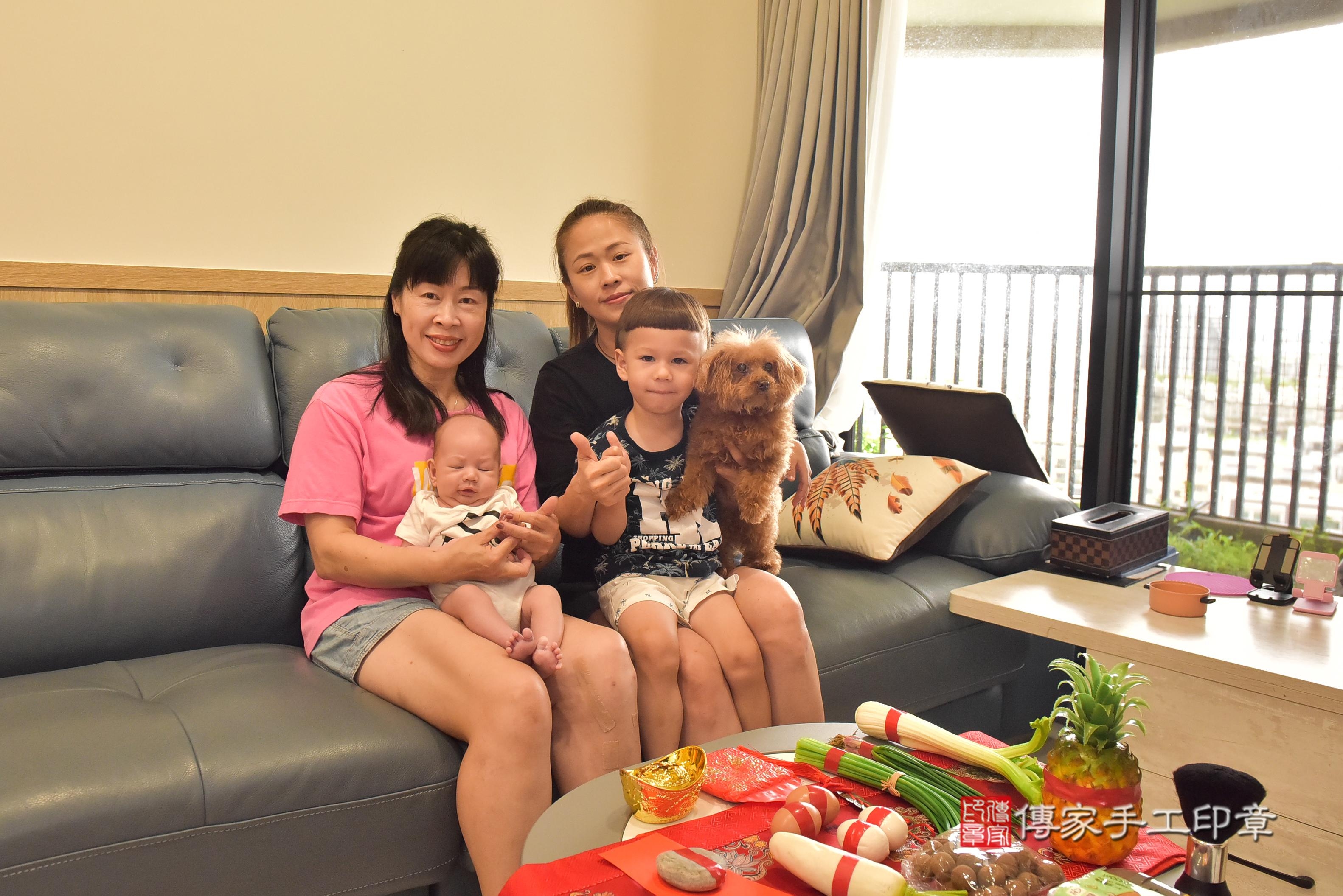 傳家手工印章高雄店、抓周、度脺、中國風會場、傳家嬰兒古禮、吉祥話、抓周道具物品24種、拍照。抓周證書。寶寶抓周、滿周歲、生日快樂、祝福