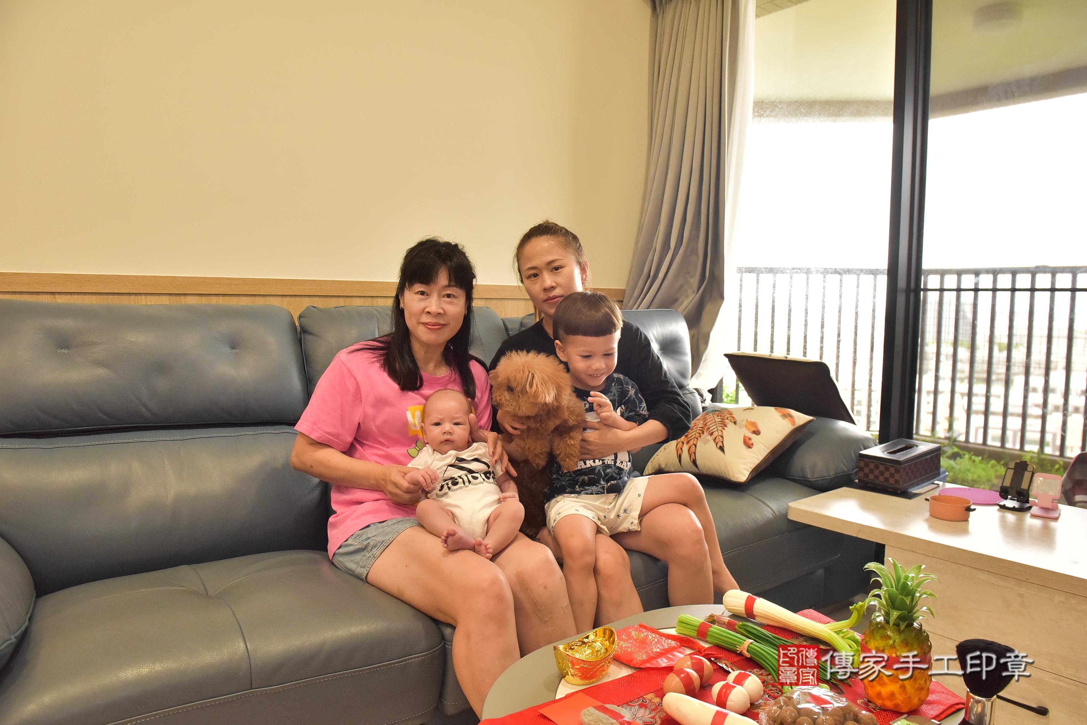 傳家手工印章高雄店、抓周、度脺、中國風會場、傳家嬰兒古禮、吉祥話、抓周道具物品24種、拍照。抓周證書。寶寶抓周、滿周歲、生日快樂、祝福