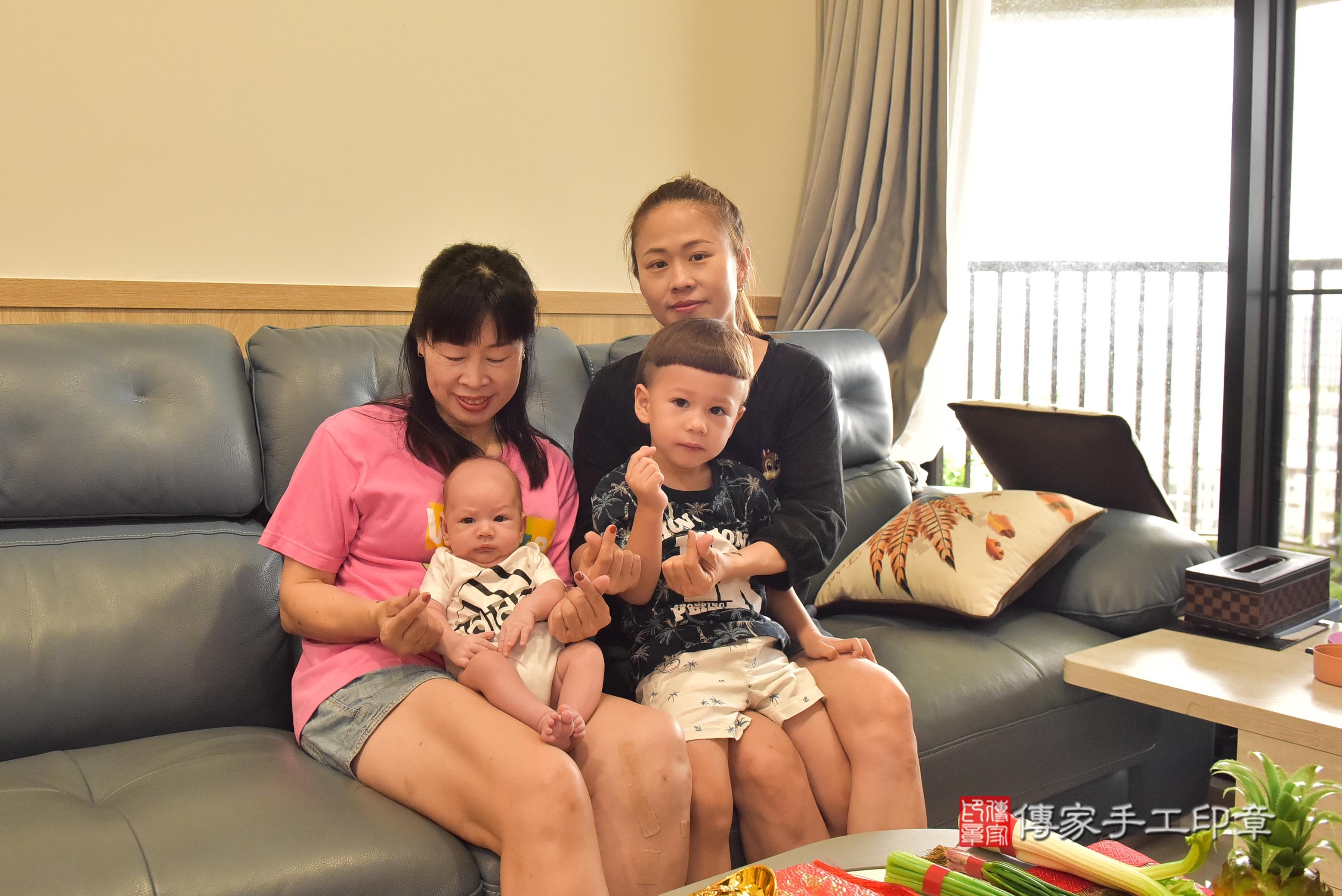 傳家手工印章高雄店、抓周、度脺、中國風會場、傳家嬰兒古禮、吉祥話、抓周道具物品24種、拍照。抓周證書。寶寶抓周、滿周歲、生日快樂、祝福