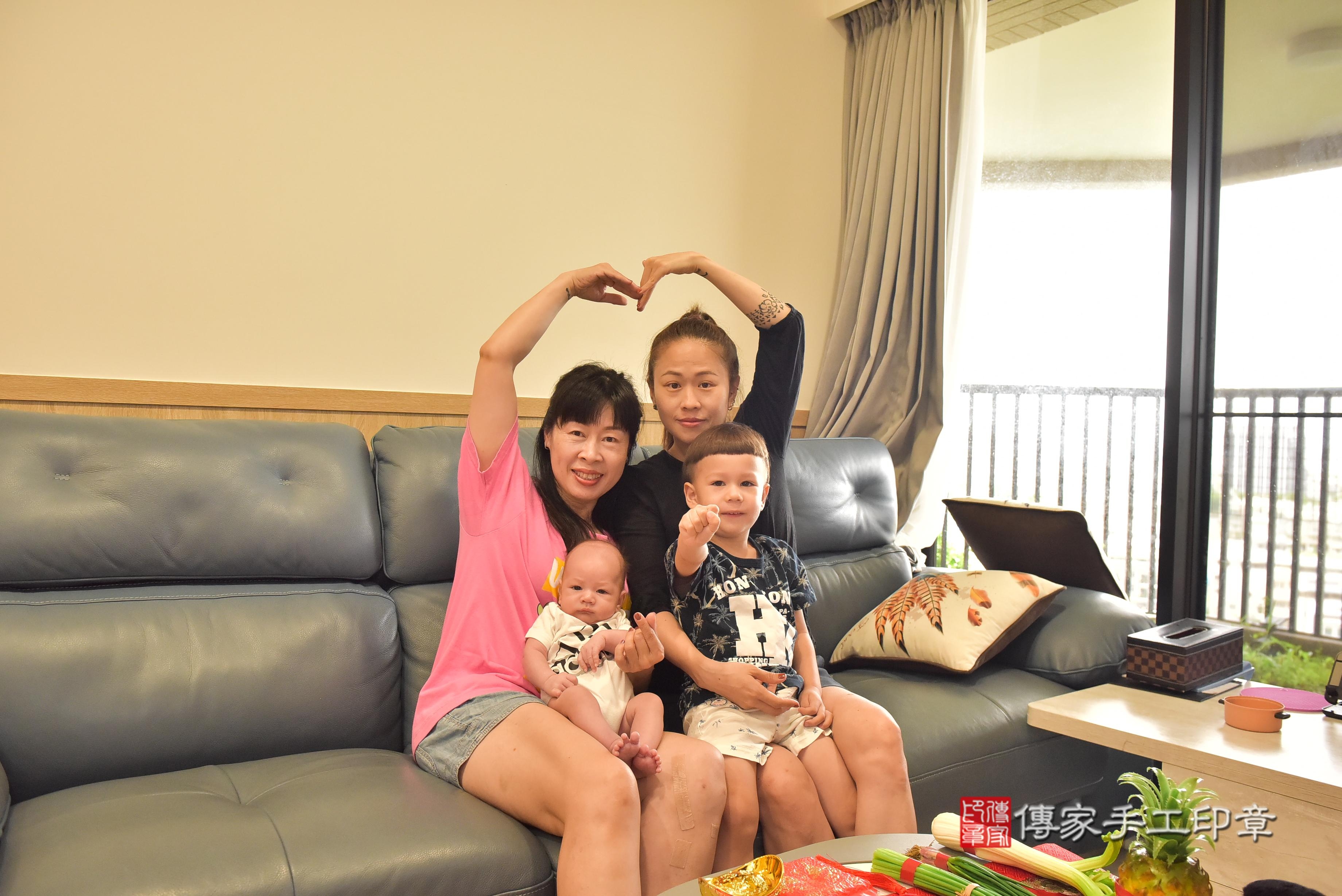 傳家手工印章高雄店、抓周、度脺、中國風會場、傳家嬰兒古禮、吉祥話、抓周道具物品24種、拍照。抓周證書。寶寶抓周、滿周歲、生日快樂、祝福