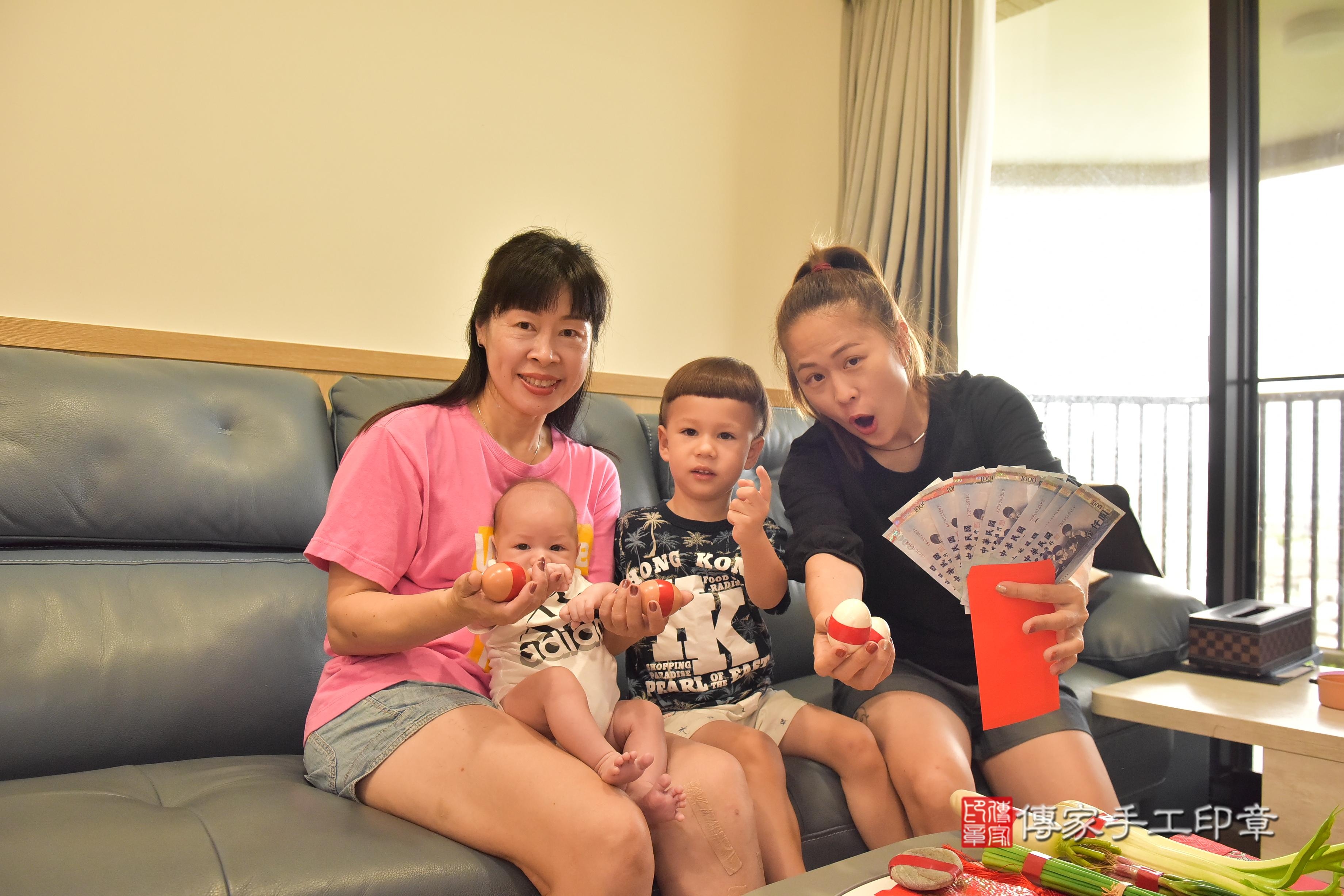 傳家手工印章高雄店、抓周、度脺、中國風會場、傳家嬰兒古禮、吉祥話、抓周道具物品24種、拍照。抓周證書。寶寶抓周、滿周歲、生日快樂、祝福