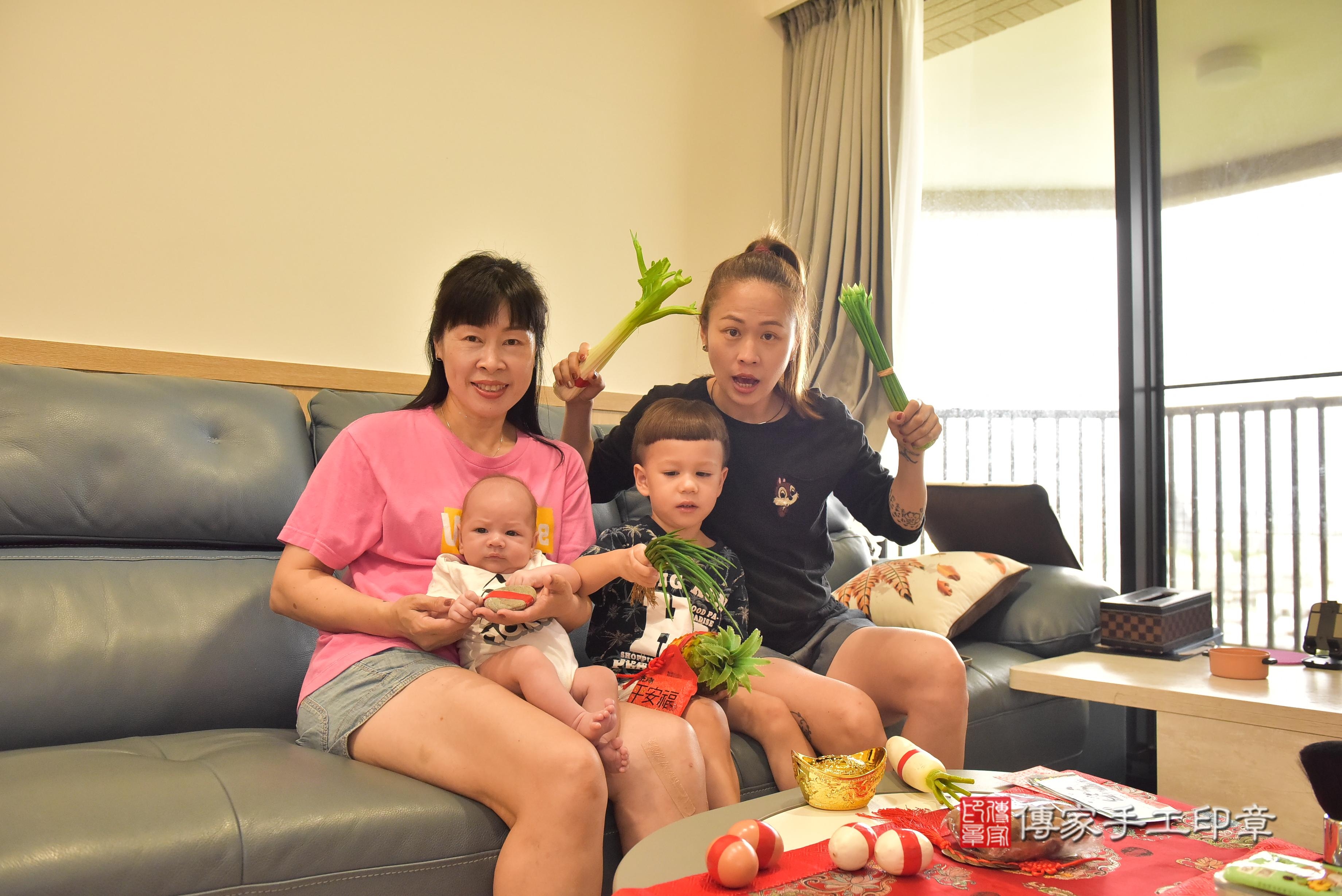 傳家手工印章高雄店、抓周、度脺、中國風會場、傳家嬰兒古禮、吉祥話、抓周道具物品24種、拍照。抓周證書。寶寶抓周、滿周歲、生日快樂、祝福