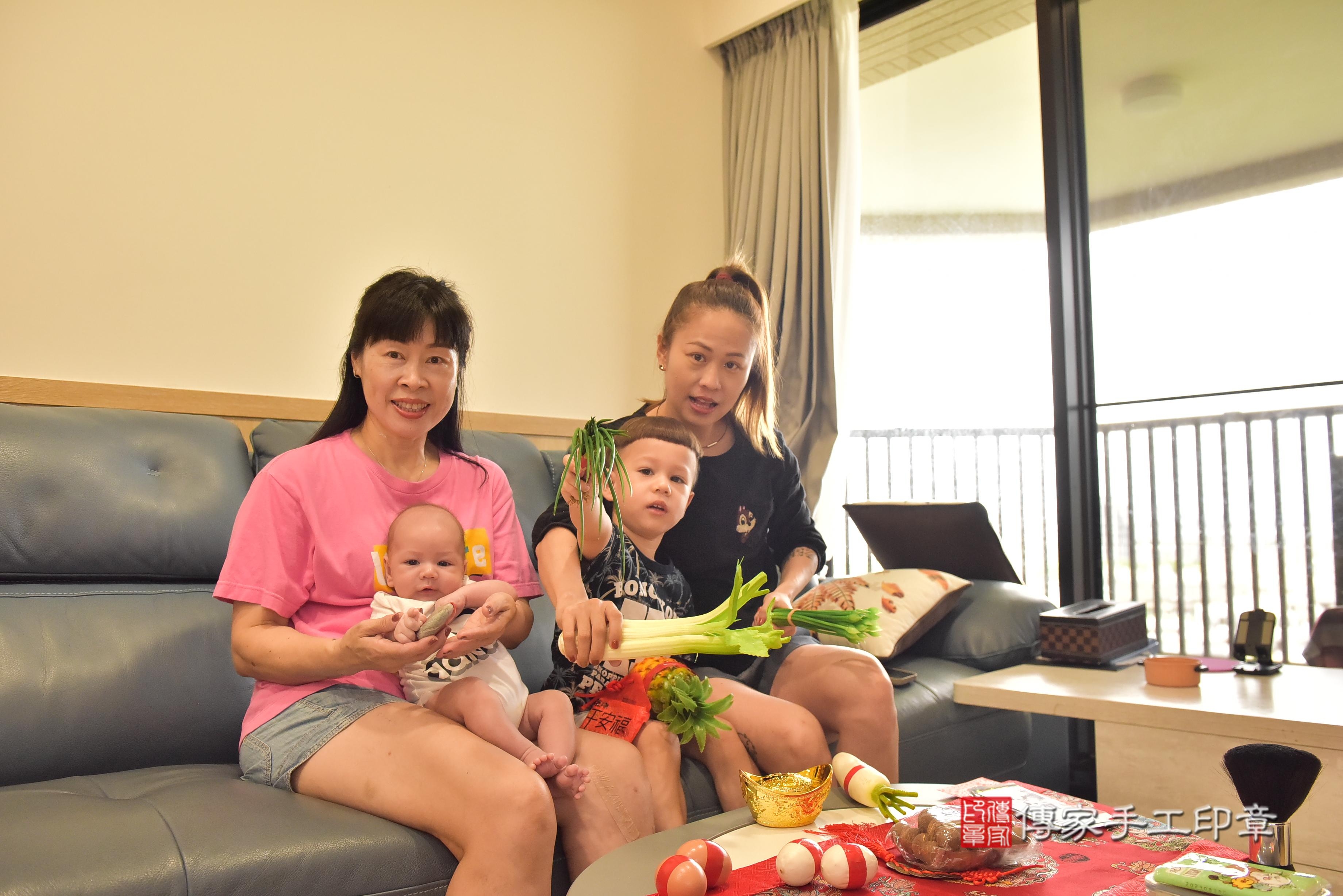 傳家手工印章高雄店、抓周、度脺、中國風會場、傳家嬰兒古禮、吉祥話、抓周道具物品24種、拍照。抓周證書。寶寶抓周、滿周歲、生日快樂、祝福