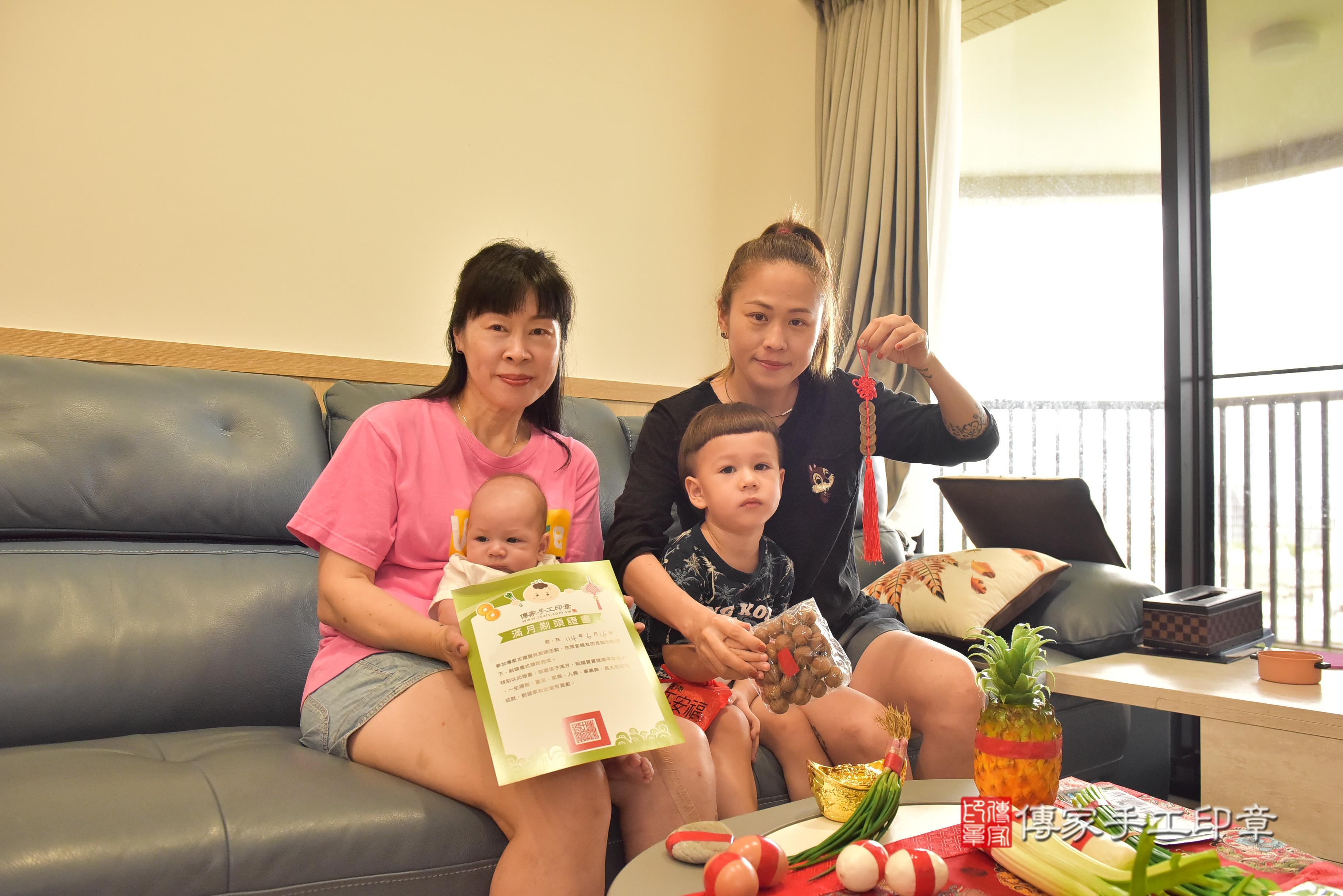 傳家手工印章高雄店、抓周、度脺、中國風會場、傳家嬰兒古禮、吉祥話、抓周道具物品24種、拍照。抓周證書。寶寶抓周、滿周歲、生日快樂、祝福