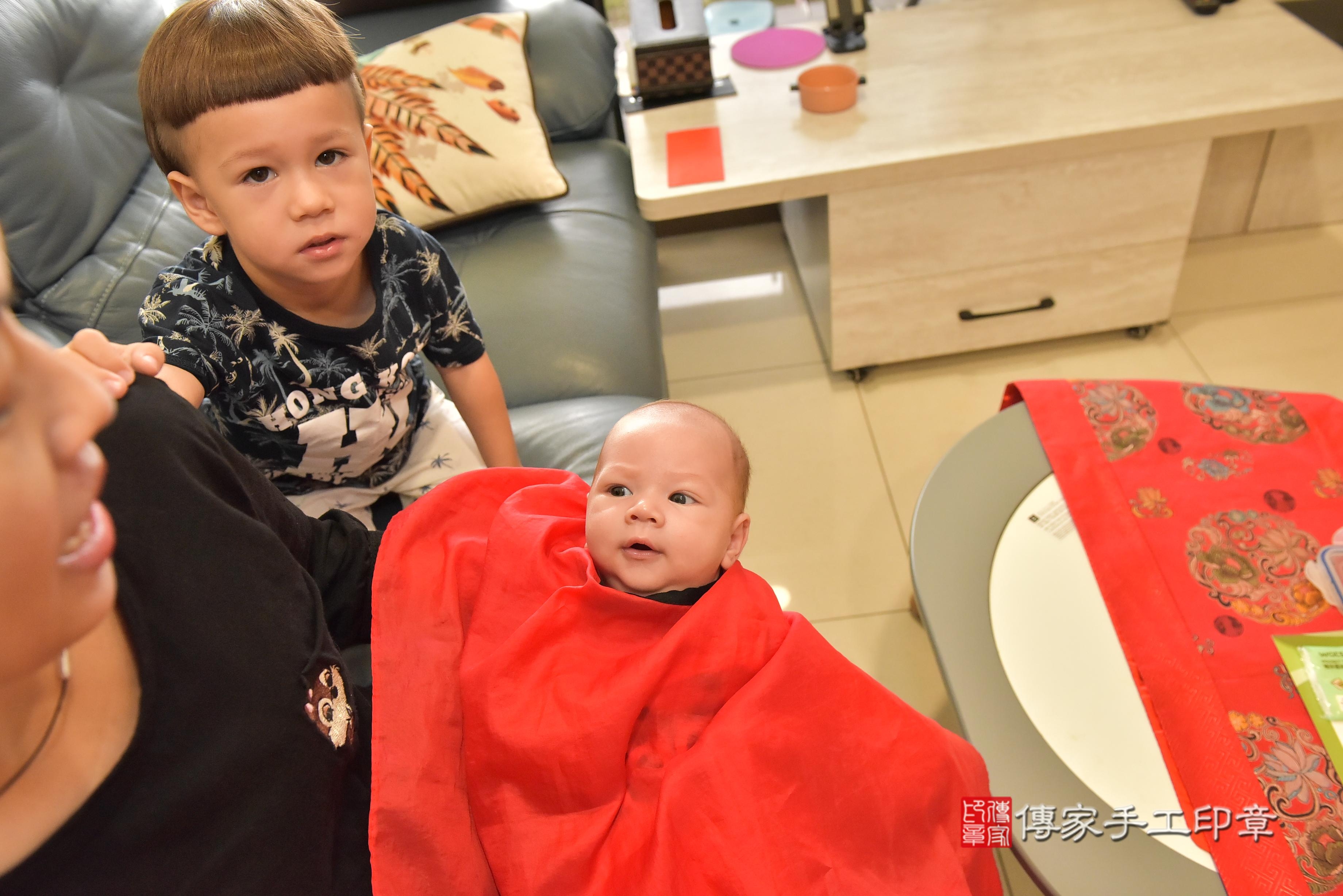 傳家手工印章高雄店、抓周、度脺、中國風會場、傳家嬰兒古禮、吉祥話、抓周道具物品24種、拍照。抓周證書。寶寶抓周、滿周歲、生日快樂、祝福