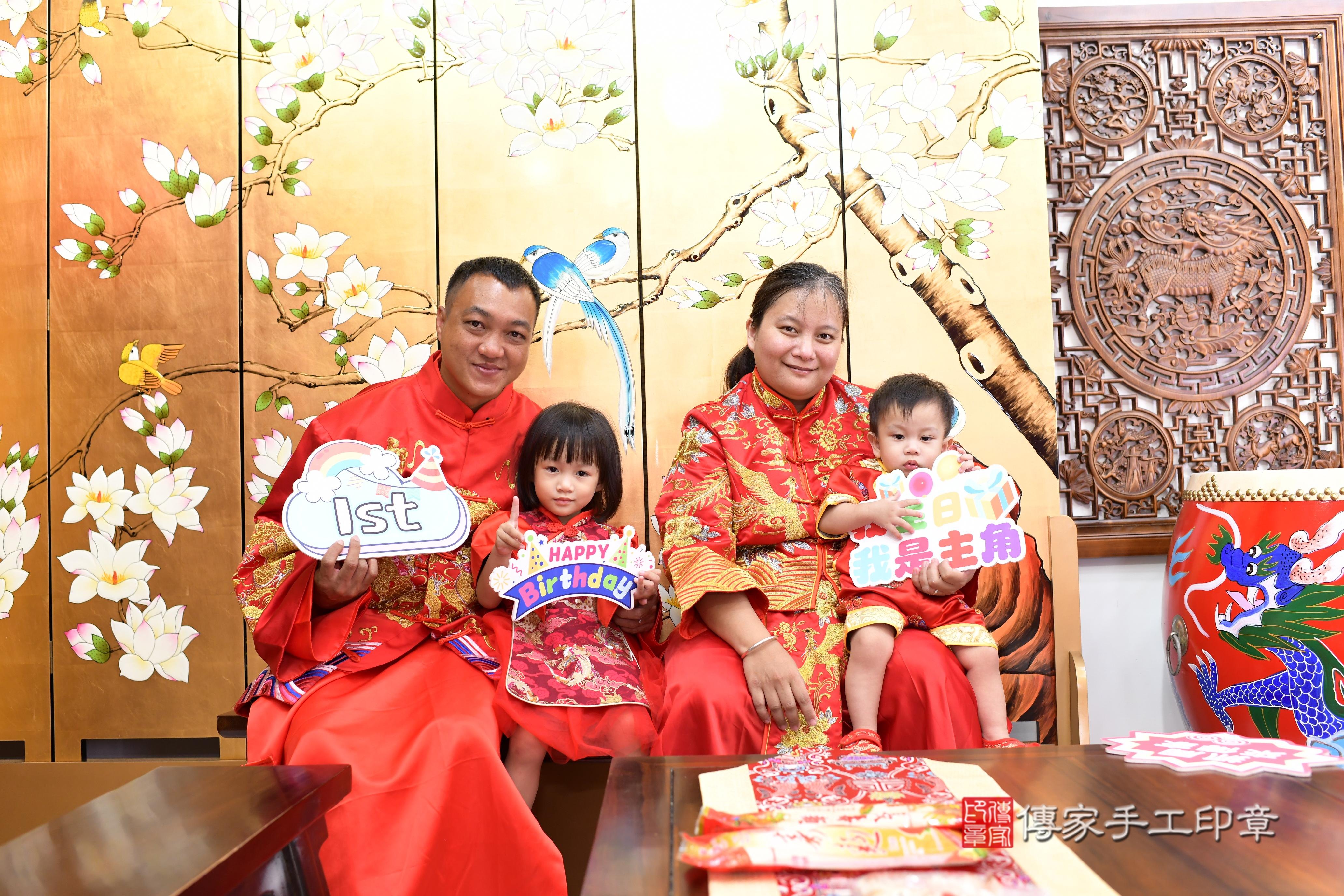 傳家手工印章台南店、抓周、度脺、中國風會場、傳家嬰兒古禮、吉祥話、抓周道具物品24種、拍照。抓周證書。寶寶抓周、滿周歲、生日快樂、祝福