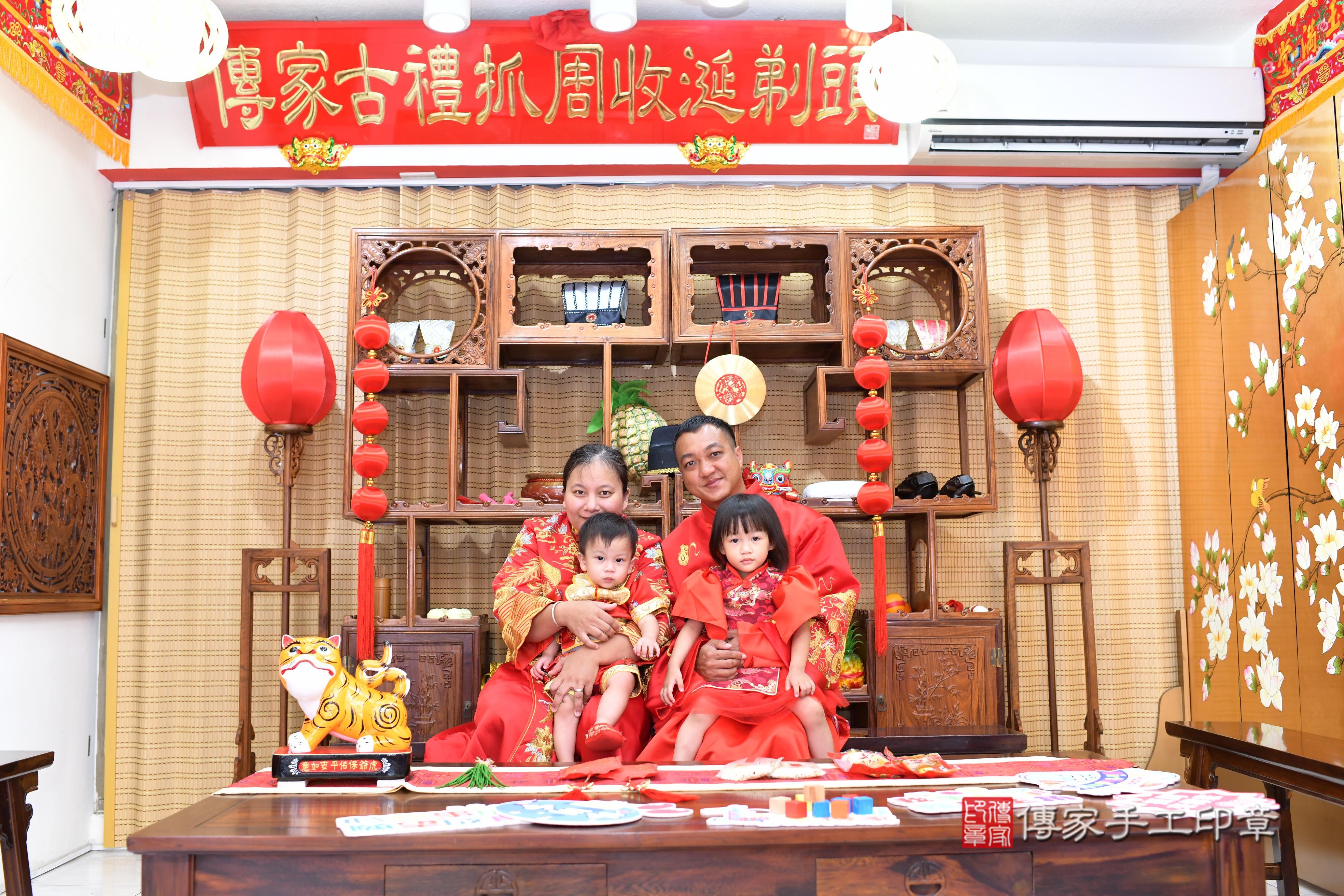 傳家手工印章台南店、抓周、度脺、中國風會場、傳家嬰兒古禮、吉祥話、抓周道具物品24種、拍照。抓周證書。寶寶抓周、滿周歲、生日快樂、祝福