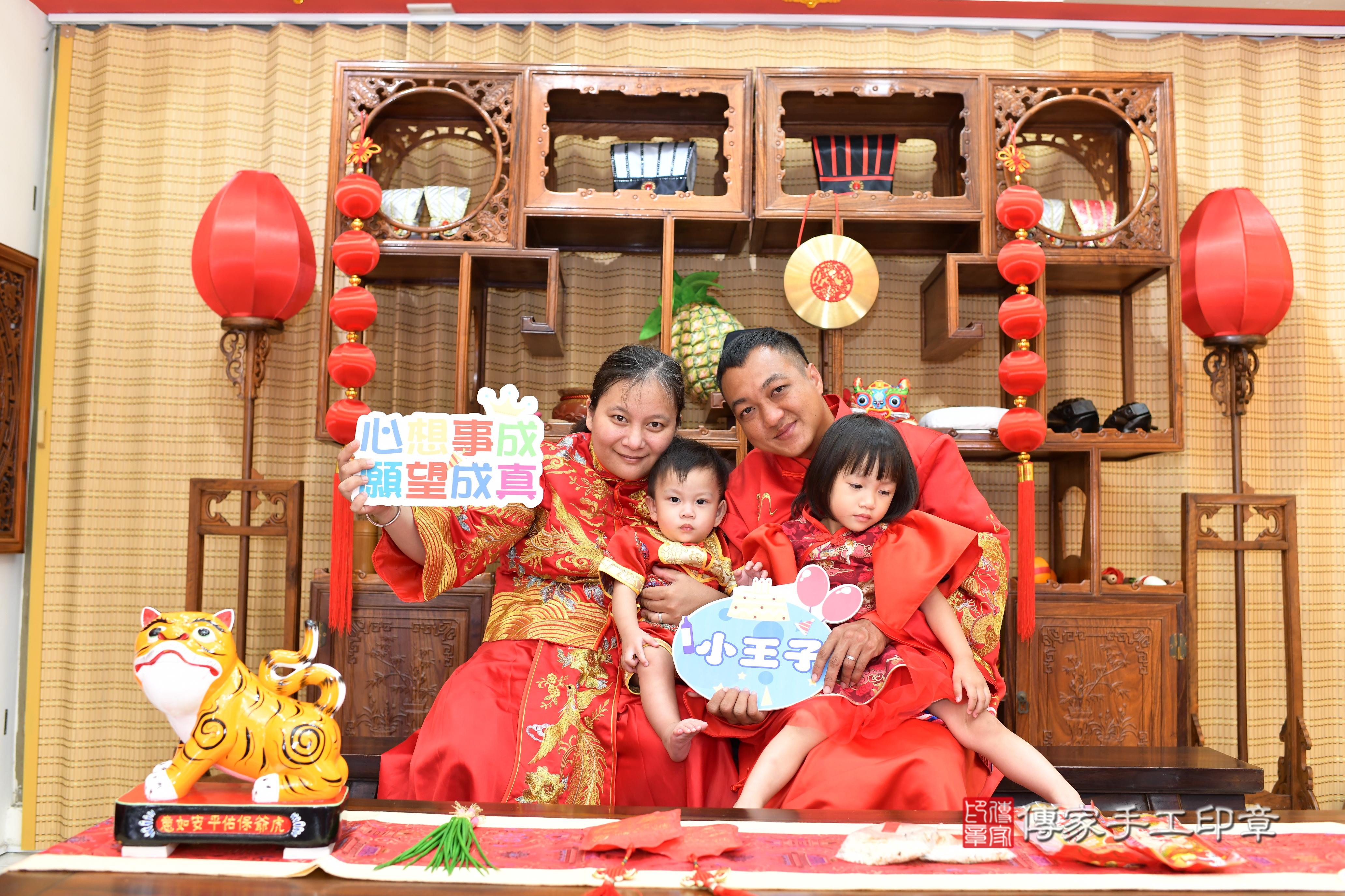 傳家手工印章台南店、抓周、度脺、中國風會場、傳家嬰兒古禮、吉祥話、抓周道具物品24種、拍照。抓周證書。寶寶抓周、滿周歲、生日快樂、祝福