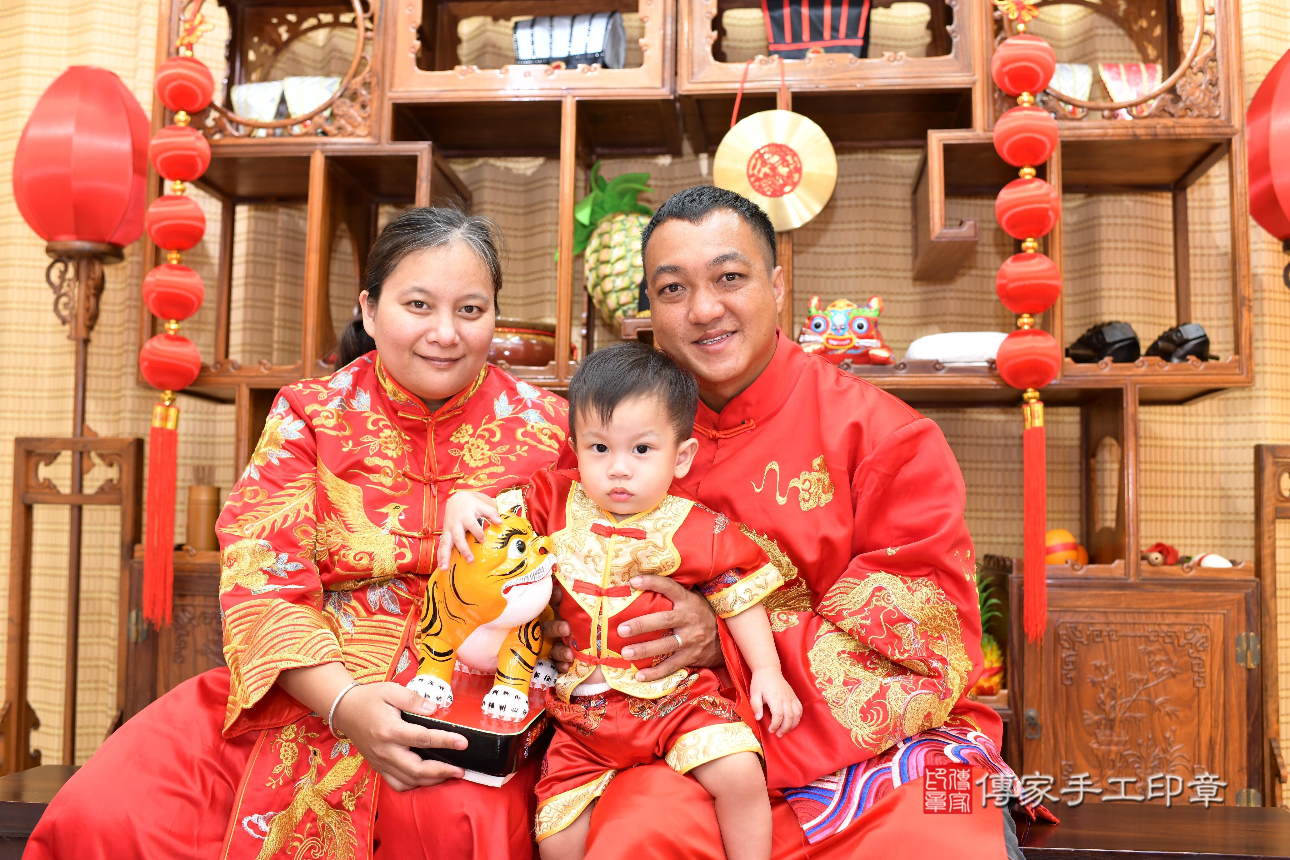 傳家手工印章台南店、抓周、度脺、中國風會場、傳家嬰兒古禮、吉祥話、抓周道具物品24種、拍照。抓周證書。寶寶抓周、滿周歲、生日快樂、祝福