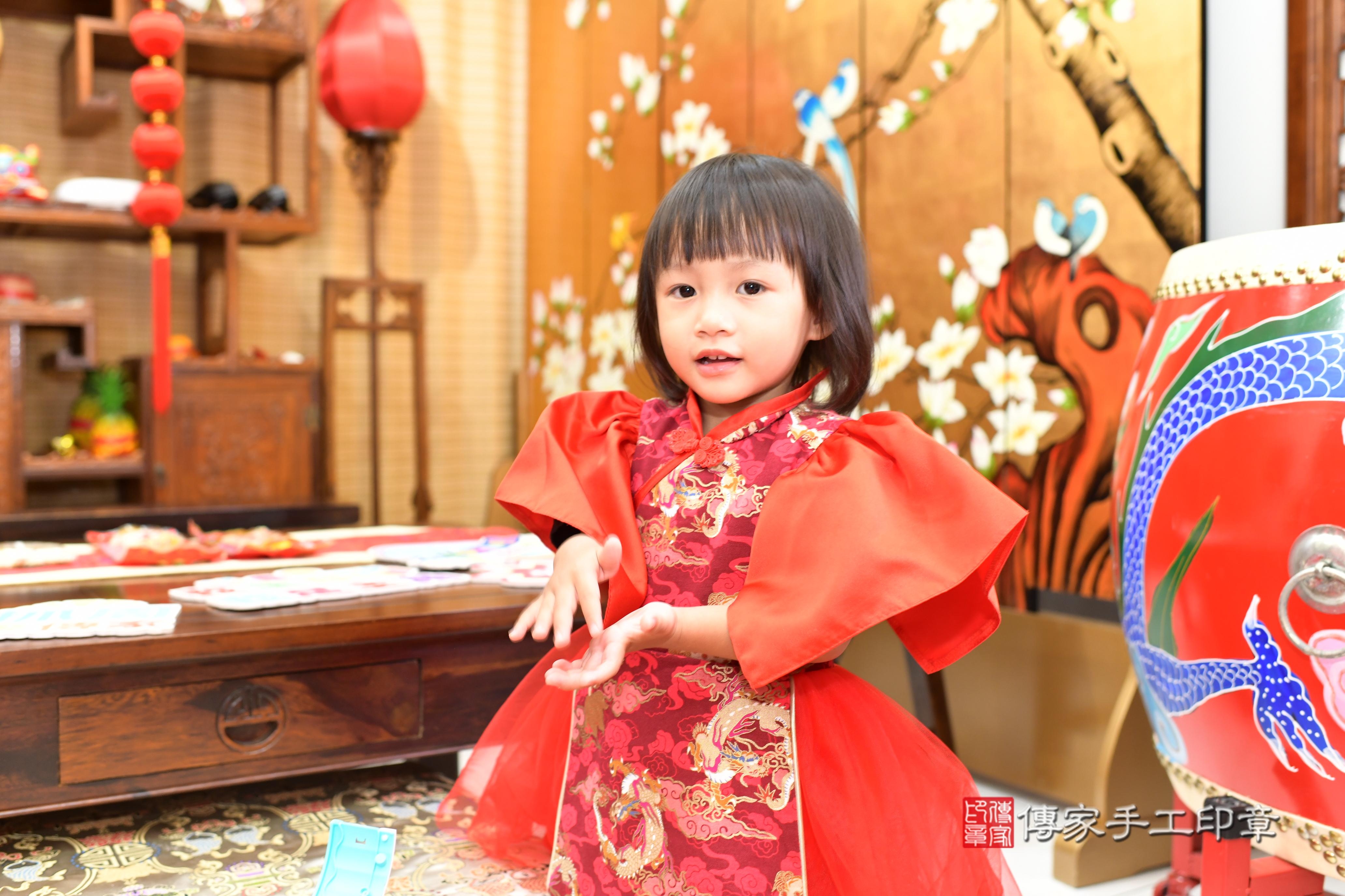 傳家手工印章台南店、抓周、度脺、中國風會場、傳家嬰兒古禮、吉祥話、抓周道具物品24種、拍照。抓周證書。寶寶抓周、滿周歲、生日快樂、祝福