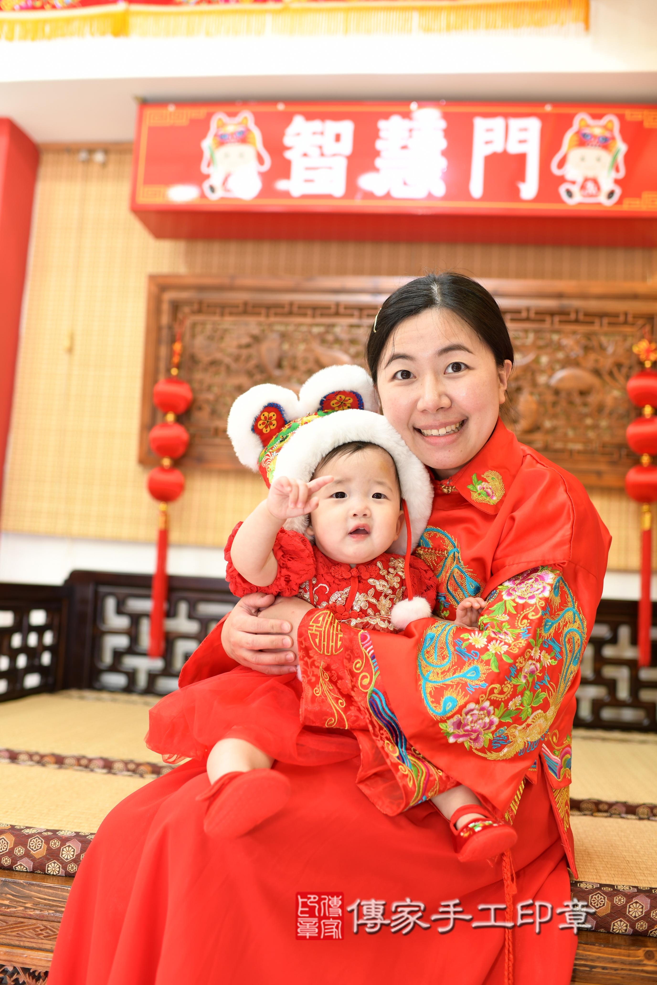 傳家手工印章台南店、抓周、度脺、中國風會場、傳家嬰兒古禮、吉祥話、抓周道具物品24種、拍照。抓周證書。寶寶抓周、滿周歲、生日快樂、祝福